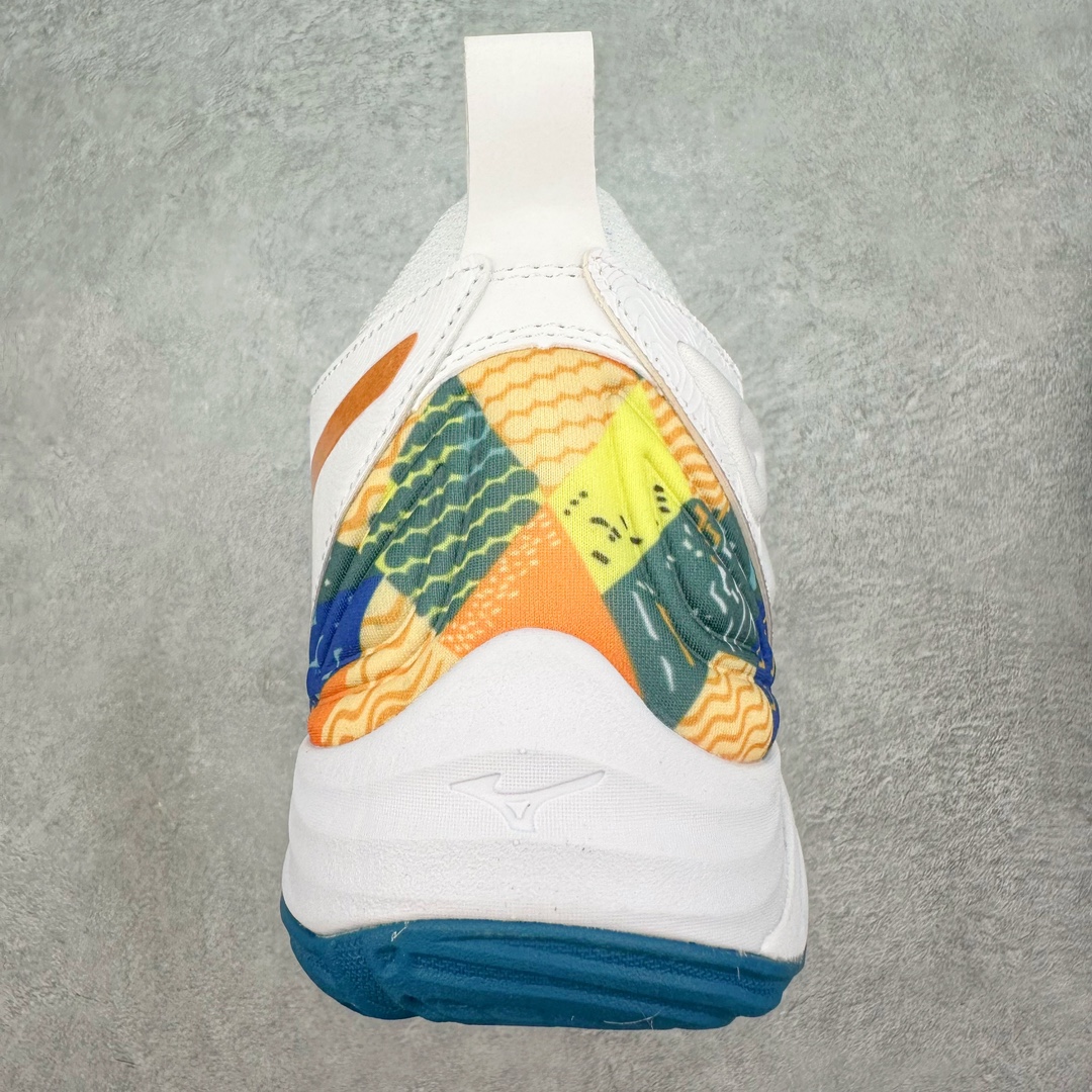 图片[8]-美津浓Mizuno Wave Lightning Z7舒适百搭低帮训练鞋 升级原楦原纸版开发 采用透气网眼鞋面配合部分合成革材质 中底搭载MIZUNO经典 WAVE 科技全新轻量EVA发泡缓震中底 外置特殊防滑耐磨橡胶大底❗️鞋面采用轻质材料，结合独特的编织技术，不仅减轻了鞋子的重量，还增强了透气性和舒适度。鞋身线条流畅，色彩搭配时尚，无论是日常穿着还是户外活动，都能展现出穿着者的个性与品味。这款运动鞋的功能性是其最大的卖点。首先，它采用Mizuno独特的中底技术，提供了良好的缓震效果，无论是长距离跑步还是崎岖山路，都能给双脚带来舒适的体验。其次，鞋底的抓地力强，即使在湿滑的地面上也能保持稳定，确保运动安全。尺码：40 41 42 43 44 45 整码先出-选品中心