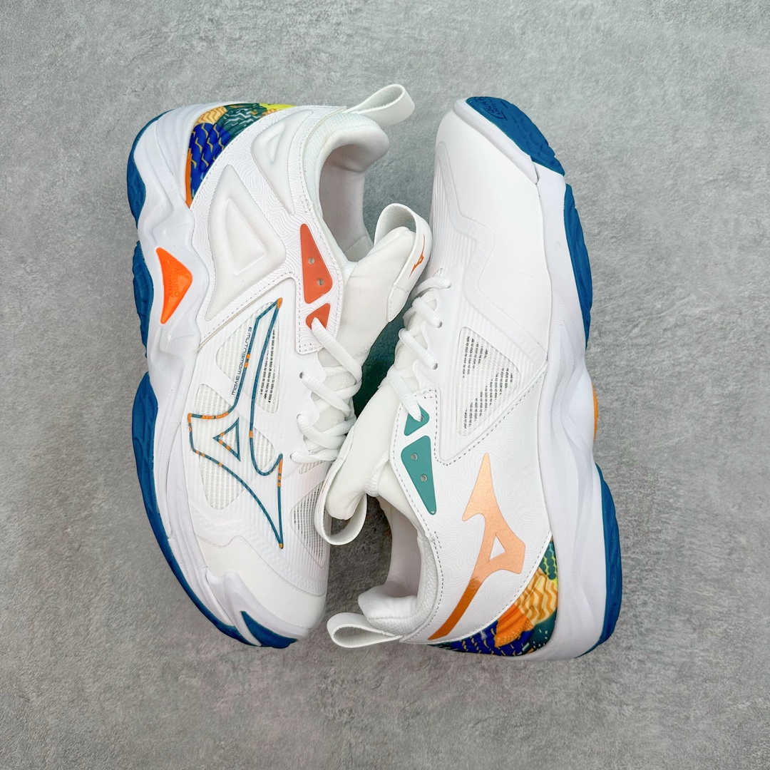 图片[3]-美津浓Mizuno Wave Lightning Z7舒适百搭低帮训练鞋 升级原楦原纸版开发 采用透气网眼鞋面配合部分合成革材质 中底搭载MIZUNO经典 WAVE 科技全新轻量EVA发泡缓震中底 外置特殊防滑耐磨橡胶大底❗️鞋面采用轻质材料，结合独特的编织技术，不仅减轻了鞋子的重量，还增强了透气性和舒适度。鞋身线条流畅，色彩搭配时尚，无论是日常穿着还是户外活动，都能展现出穿着者的个性与品味。这款运动鞋的功能性是其最大的卖点。首先，它采用Mizuno独特的中底技术，提供了良好的缓震效果，无论是长距离跑步还是崎岖山路，都能给双脚带来舒适的体验。其次，鞋底的抓地力强，即使在湿滑的地面上也能保持稳定，确保运动安全。尺码：40 41 42 43 44 45 整码先出-选品中心