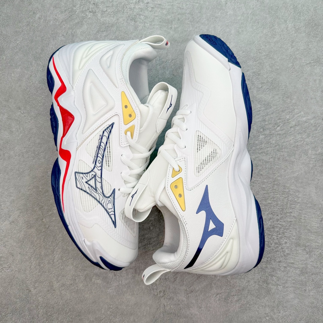 图片[3]-美津浓Mizuno Wave Lightning Z7舒适百搭低帮训练鞋 升级原楦原纸版开发 采用透气网眼鞋面配合部分合成革材质 中底搭载MIZUNO经典 WAVE 科技全新轻量EVA发泡缓震中底 外置特殊防滑耐磨橡胶大底❗️鞋面采用轻质材料，结合独特的编织技术，不仅减轻了鞋子的重量，还增强了透气性和舒适度。鞋身线条流畅，色彩搭配时尚，无论是日常穿着还是户外活动，都能展现出穿着者的个性与品味。这款运动鞋的功能性是其最大的卖点。首先，它采用Mizuno独特的中底技术，提供了良好的缓震效果，无论是长距离跑步还是崎岖山路，都能给双脚带来舒适的体验。其次，鞋底的抓地力强，即使在湿滑的地面上也能保持稳定，确保运动安全。尺码：40 41 42 43 44 45 整码先出-选品中心