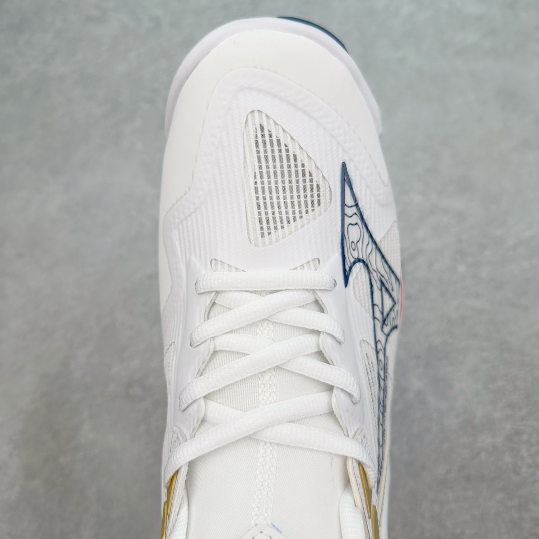 图片[4]-美津浓Mizuno Wave Lightning Z7舒适百搭低帮训练鞋 升级原楦原纸版开发 采用透气网眼鞋面配合部分合成革材质 中底搭载MIZUNO经典 WAVE 科技全新轻量EVA发泡缓震中底 外置特殊防滑耐磨橡胶大底❗️鞋面采用轻质材料，结合独特的编织技术，不仅减轻了鞋子的重量，还增强了透气性和舒适度。鞋身线条流畅，色彩搭配时尚，无论是日常穿着还是户外活动，都能展现出穿着者的个性与品味。这款运动鞋的功能性是其最大的卖点。首先，它采用Mizuno独特的中底技术，提供了良好的缓震效果，无论是长距离跑步还是崎岖山路，都能给双脚带来舒适的体验。其次，鞋底的抓地力强，即使在湿滑的地面上也能保持稳定，确保运动安全。尺码：40 41 42 43 44 45 整码先出-选品中心