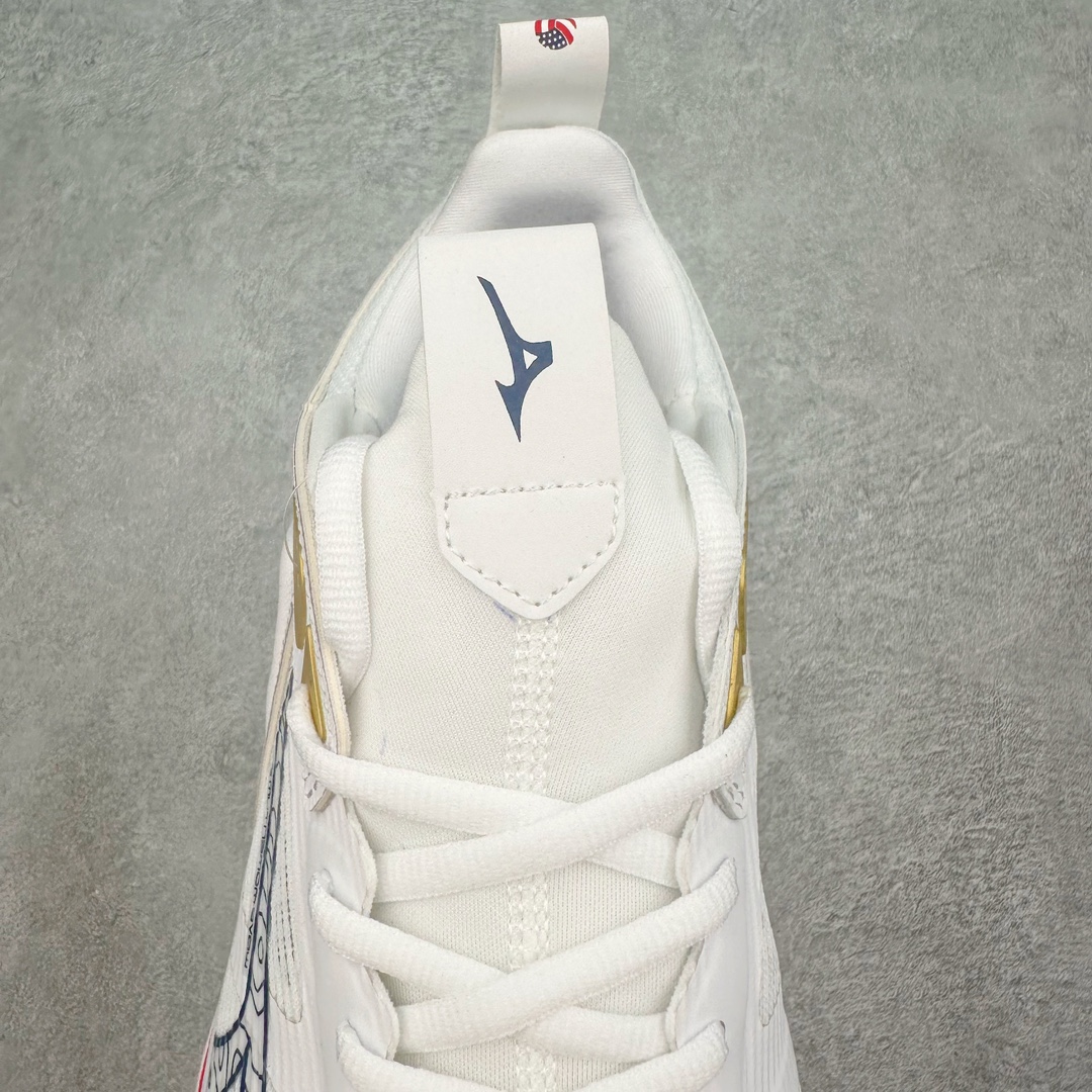 图片[5]-美津浓Mizuno Wave Lightning Z7舒适百搭低帮训练鞋 升级原楦原纸版开发 采用透气网眼鞋面配合部分合成革材质 中底搭载MIZUNO经典 WAVE 科技全新轻量EVA发泡缓震中底 外置特殊防滑耐磨橡胶大底❗️鞋面采用轻质材料，结合独特的编织技术，不仅减轻了鞋子的重量，还增强了透气性和舒适度。鞋身线条流畅，色彩搭配时尚，无论是日常穿着还是户外活动，都能展现出穿着者的个性与品味。这款运动鞋的功能性是其最大的卖点。首先，它采用Mizuno独特的中底技术，提供了良好的缓震效果，无论是长距离跑步还是崎岖山路，都能给双脚带来舒适的体验。其次，鞋底的抓地力强，即使在湿滑的地面上也能保持稳定，确保运动安全。尺码：40 41 42 43 44 45 整码先出-选品中心