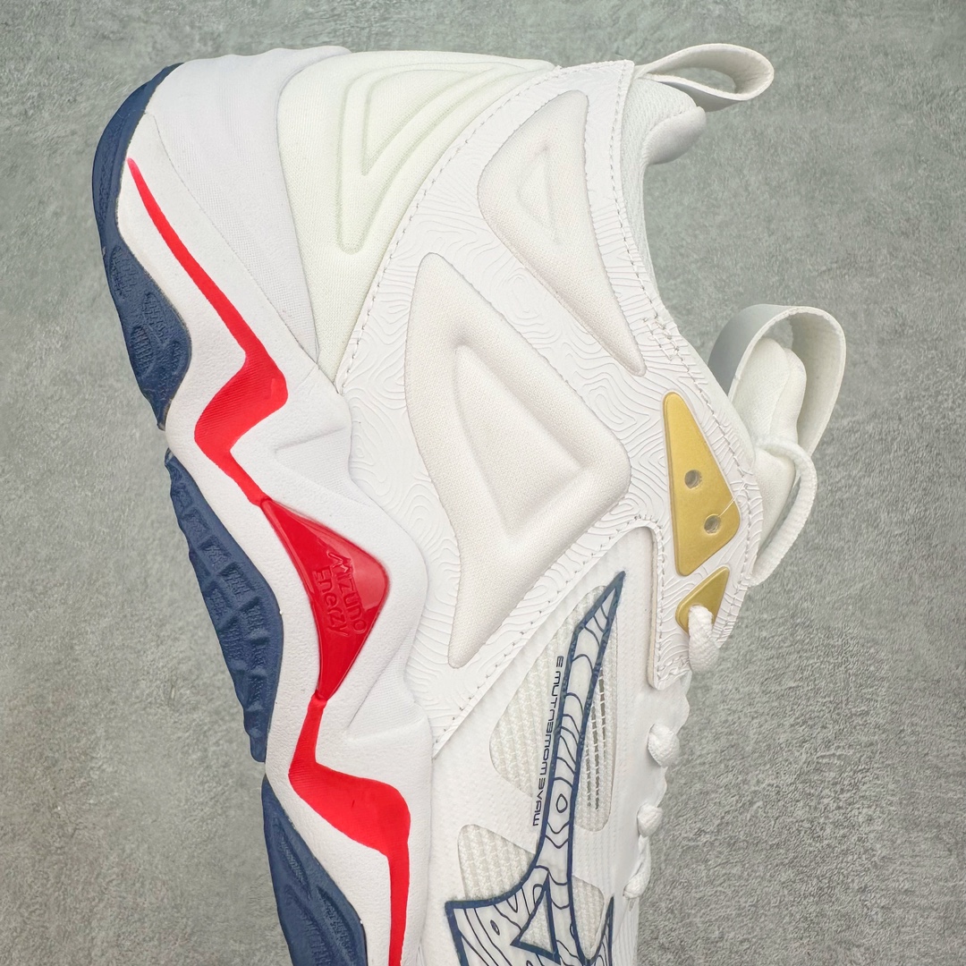 图片[6]-美津浓Mizuno Wave Lightning Z7舒适百搭低帮训练鞋 升级原楦原纸版开发 采用透气网眼鞋面配合部分合成革材质 中底搭载MIZUNO经典 WAVE 科技全新轻量EVA发泡缓震中底 外置特殊防滑耐磨橡胶大底❗️鞋面采用轻质材料，结合独特的编织技术，不仅减轻了鞋子的重量，还增强了透气性和舒适度。鞋身线条流畅，色彩搭配时尚，无论是日常穿着还是户外活动，都能展现出穿着者的个性与品味。这款运动鞋的功能性是其最大的卖点。首先，它采用Mizuno独特的中底技术，提供了良好的缓震效果，无论是长距离跑步还是崎岖山路，都能给双脚带来舒适的体验。其次，鞋底的抓地力强，即使在湿滑的地面上也能保持稳定，确保运动安全。尺码：40 41 42 43 44 45 整码先出-选品中心