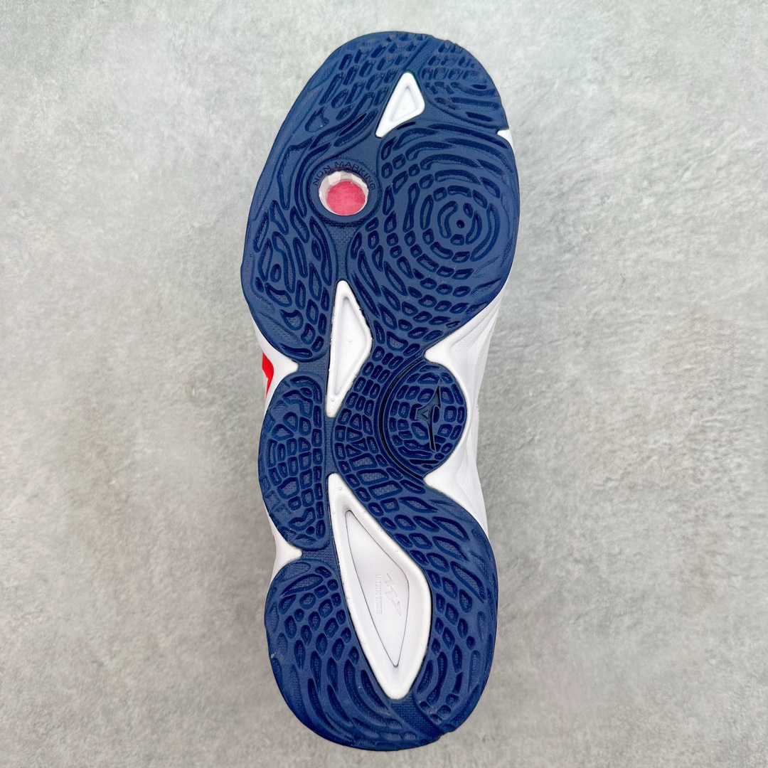 图片[9]-美津浓Mizuno Wave Lightning Z7舒适百搭低帮训练鞋 升级原楦原纸版开发 采用透气网眼鞋面配合部分合成革材质 中底搭载MIZUNO经典 WAVE 科技全新轻量EVA发泡缓震中底 外置特殊防滑耐磨橡胶大底❗️鞋面采用轻质材料，结合独特的编织技术，不仅减轻了鞋子的重量，还增强了透气性和舒适度。鞋身线条流畅，色彩搭配时尚，无论是日常穿着还是户外活动，都能展现出穿着者的个性与品味。这款运动鞋的功能性是其最大的卖点。首先，它采用Mizuno独特的中底技术，提供了良好的缓震效果，无论是长距离跑步还是崎岖山路，都能给双脚带来舒适的体验。其次，鞋底的抓地力强，即使在湿滑的地面上也能保持稳定，确保运动安全。尺码：40 41 42 43 44 45 整码先出-选品中心