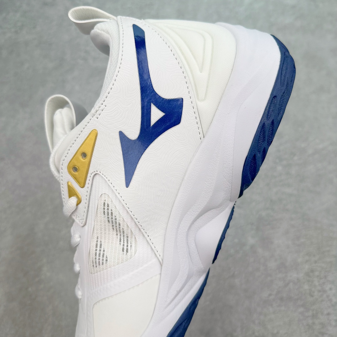 图片[7]-美津浓Mizuno Wave Lightning Z7舒适百搭低帮训练鞋 升级原楦原纸版开发 采用透气网眼鞋面配合部分合成革材质 中底搭载MIZUNO经典 WAVE 科技全新轻量EVA发泡缓震中底 外置特殊防滑耐磨橡胶大底❗️鞋面采用轻质材料，结合独特的编织技术，不仅减轻了鞋子的重量，还增强了透气性和舒适度。鞋身线条流畅，色彩搭配时尚，无论是日常穿着还是户外活动，都能展现出穿着者的个性与品味。这款运动鞋的功能性是其最大的卖点。首先，它采用Mizuno独特的中底技术，提供了良好的缓震效果，无论是长距离跑步还是崎岖山路，都能给双脚带来舒适的体验。其次，鞋底的抓地力强，即使在湿滑的地面上也能保持稳定，确保运动安全。尺码：40 41 42 43 44 45 整码先出-选品中心