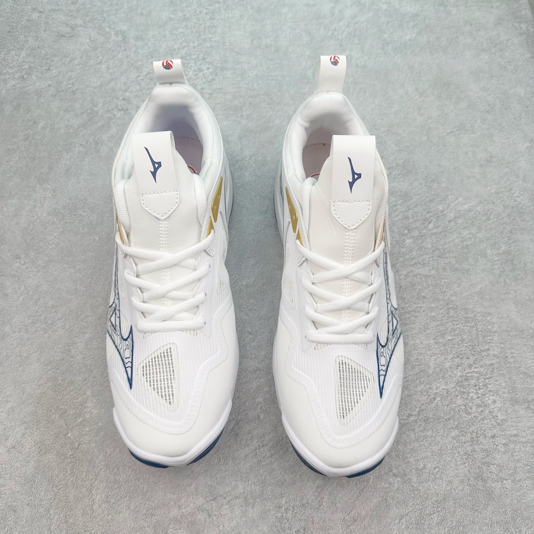 图片[2]-美津浓Mizuno Wave Lightning Z7舒适百搭低帮训练鞋 升级原楦原纸版开发 采用透气网眼鞋面配合部分合成革材质 中底搭载MIZUNO经典 WAVE 科技全新轻量EVA发泡缓震中底 外置特殊防滑耐磨橡胶大底❗️鞋面采用轻质材料，结合独特的编织技术，不仅减轻了鞋子的重量，还增强了透气性和舒适度。鞋身线条流畅，色彩搭配时尚，无论是日常穿着还是户外活动，都能展现出穿着者的个性与品味。这款运动鞋的功能性是其最大的卖点。首先，它采用Mizuno独特的中底技术，提供了良好的缓震效果，无论是长距离跑步还是崎岖山路，都能给双脚带来舒适的体验。其次，鞋底的抓地力强，即使在湿滑的地面上也能保持稳定，确保运动安全。尺码：40 41 42 43 44 45 整码先出-选品中心