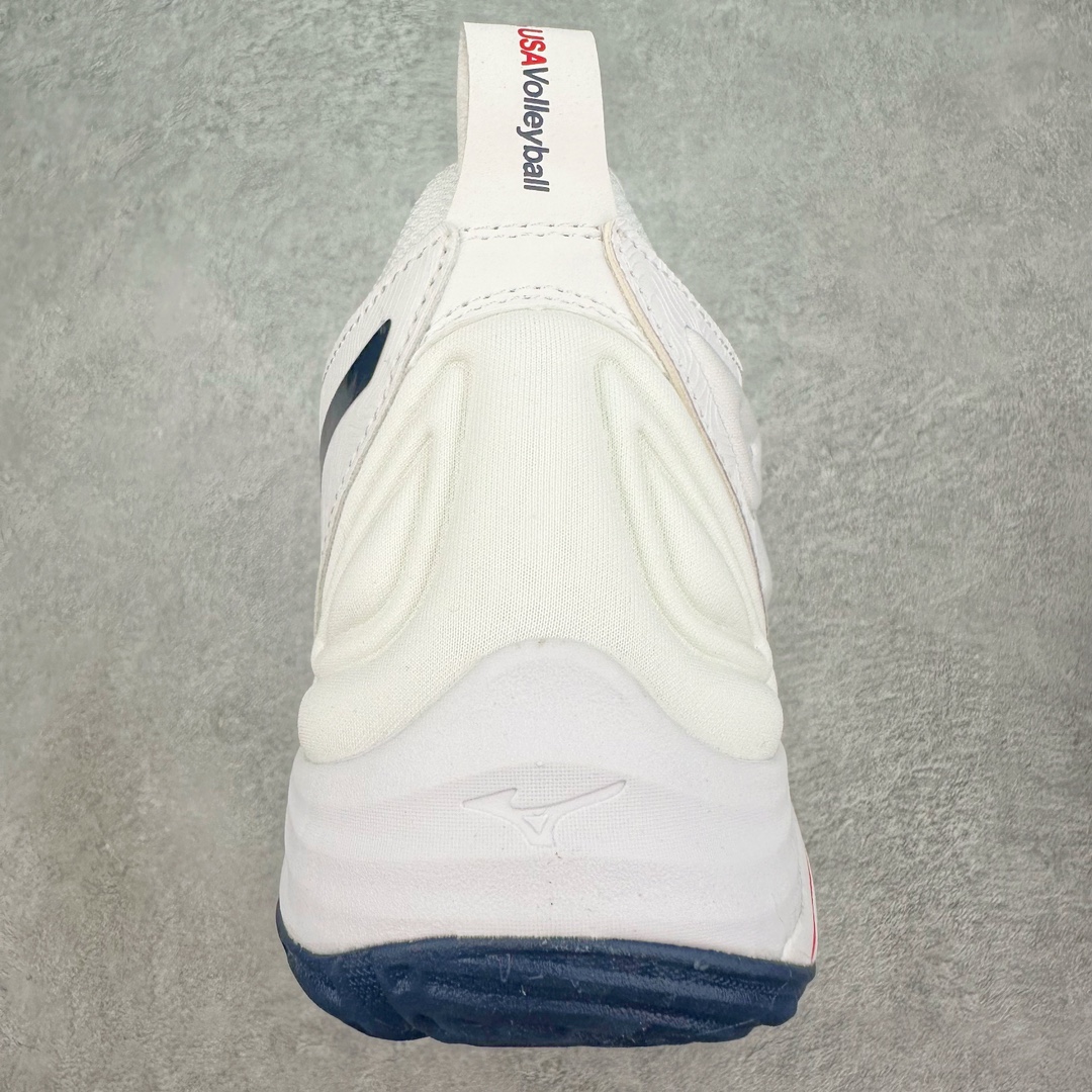 图片[8]-美津浓Mizuno Wave Lightning Z7舒适百搭低帮训练鞋 升级原楦原纸版开发 采用透气网眼鞋面配合部分合成革材质 中底搭载MIZUNO经典 WAVE 科技全新轻量EVA发泡缓震中底 外置特殊防滑耐磨橡胶大底❗️鞋面采用轻质材料，结合独特的编织技术，不仅减轻了鞋子的重量，还增强了透气性和舒适度。鞋身线条流畅，色彩搭配时尚，无论是日常穿着还是户外活动，都能展现出穿着者的个性与品味。这款运动鞋的功能性是其最大的卖点。首先，它采用Mizuno独特的中底技术，提供了良好的缓震效果，无论是长距离跑步还是崎岖山路，都能给双脚带来舒适的体验。其次，鞋底的抓地力强，即使在湿滑的地面上也能保持稳定，确保运动安全。尺码：40 41 42 43 44 45 整码先出-选品中心