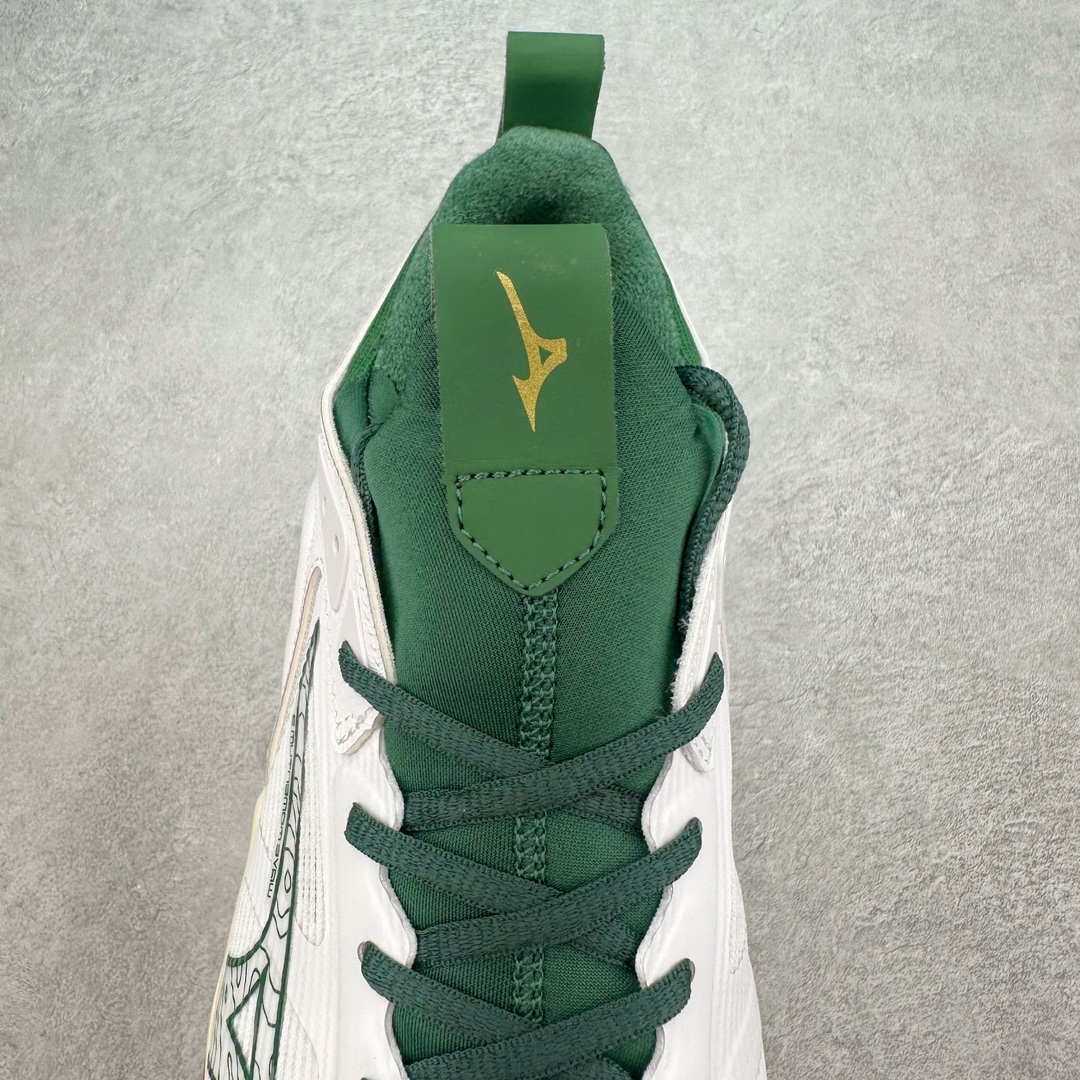 图片[5]-美津浓Mizuno Wave Lightning Z7舒适百搭低帮训练鞋 升级原楦原纸版开发 采用透气网眼鞋面配合部分合成革材质 中底搭载MIZUNO经典 WAVE 科技全新轻量EVA发泡缓震中底 外置特殊防滑耐磨橡胶大底❗️鞋面采用轻质材料，结合独特的编织技术，不仅减轻了鞋子的重量，还增强了透气性和舒适度。鞋身线条流畅，色彩搭配时尚，无论是日常穿着还是户外活动，都能展现出穿着者的个性与品味。这款运动鞋的功能性是其最大的卖点。首先，它采用Mizuno独特的中底技术，提供了良好的缓震效果，无论是长距离跑步还是崎岖山路，都能给双脚带来舒适的体验。其次，鞋底的抓地力强，即使在湿滑的地面上也能保持稳定，确保运动安全。尺码：40 41 42 43 44 45 整码先出-选品中心