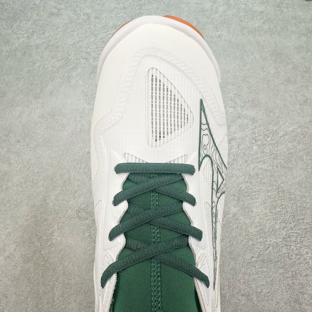 图片[4]-美津浓Mizuno Wave Lightning Z7舒适百搭低帮训练鞋 升级原楦原纸版开发 采用透气网眼鞋面配合部分合成革材质 中底搭载MIZUNO经典 WAVE 科技全新轻量EVA发泡缓震中底 外置特殊防滑耐磨橡胶大底❗️鞋面采用轻质材料，结合独特的编织技术，不仅减轻了鞋子的重量，还增强了透气性和舒适度。鞋身线条流畅，色彩搭配时尚，无论是日常穿着还是户外活动，都能展现出穿着者的个性与品味。这款运动鞋的功能性是其最大的卖点。首先，它采用Mizuno独特的中底技术，提供了良好的缓震效果，无论是长距离跑步还是崎岖山路，都能给双脚带来舒适的体验。其次，鞋底的抓地力强，即使在湿滑的地面上也能保持稳定，确保运动安全。尺码：40 41 42 43 44 45 整码先出-选品中心