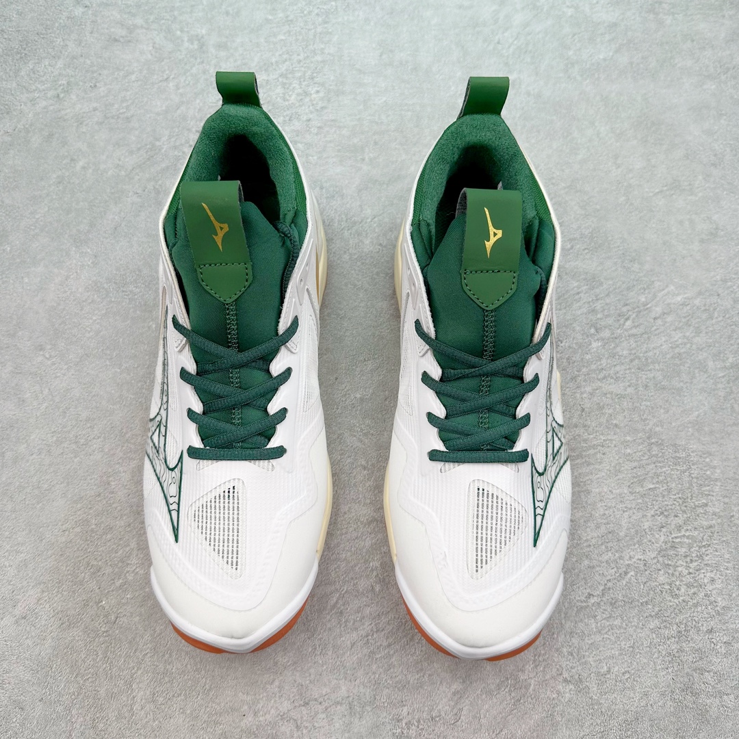 图片[2]-美津浓Mizuno Wave Lightning Z7舒适百搭低帮训练鞋 升级原楦原纸版开发 采用透气网眼鞋面配合部分合成革材质 中底搭载MIZUNO经典 WAVE 科技全新轻量EVA发泡缓震中底 外置特殊防滑耐磨橡胶大底❗️鞋面采用轻质材料，结合独特的编织技术，不仅减轻了鞋子的重量，还增强了透气性和舒适度。鞋身线条流畅，色彩搭配时尚，无论是日常穿着还是户外活动，都能展现出穿着者的个性与品味。这款运动鞋的功能性是其最大的卖点。首先，它采用Mizuno独特的中底技术，提供了良好的缓震效果，无论是长距离跑步还是崎岖山路，都能给双脚带来舒适的体验。其次，鞋底的抓地力强，即使在湿滑的地面上也能保持稳定，确保运动安全。尺码：40 41 42 43 44 45 整码先出-选品中心