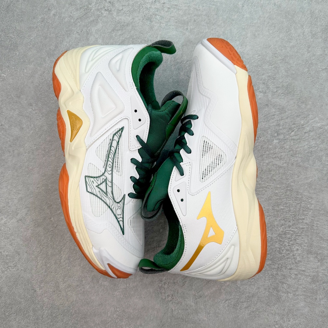 图片[3]-美津浓Mizuno Wave Lightning Z7舒适百搭低帮训练鞋 升级原楦原纸版开发 采用透气网眼鞋面配合部分合成革材质 中底搭载MIZUNO经典 WAVE 科技全新轻量EVA发泡缓震中底 外置特殊防滑耐磨橡胶大底❗️鞋面采用轻质材料，结合独特的编织技术，不仅减轻了鞋子的重量，还增强了透气性和舒适度。鞋身线条流畅，色彩搭配时尚，无论是日常穿着还是户外活动，都能展现出穿着者的个性与品味。这款运动鞋的功能性是其最大的卖点。首先，它采用Mizuno独特的中底技术，提供了良好的缓震效果，无论是长距离跑步还是崎岖山路，都能给双脚带来舒适的体验。其次，鞋底的抓地力强，即使在湿滑的地面上也能保持稳定，确保运动安全。尺码：40 41 42 43 44 45 整码先出-选品中心