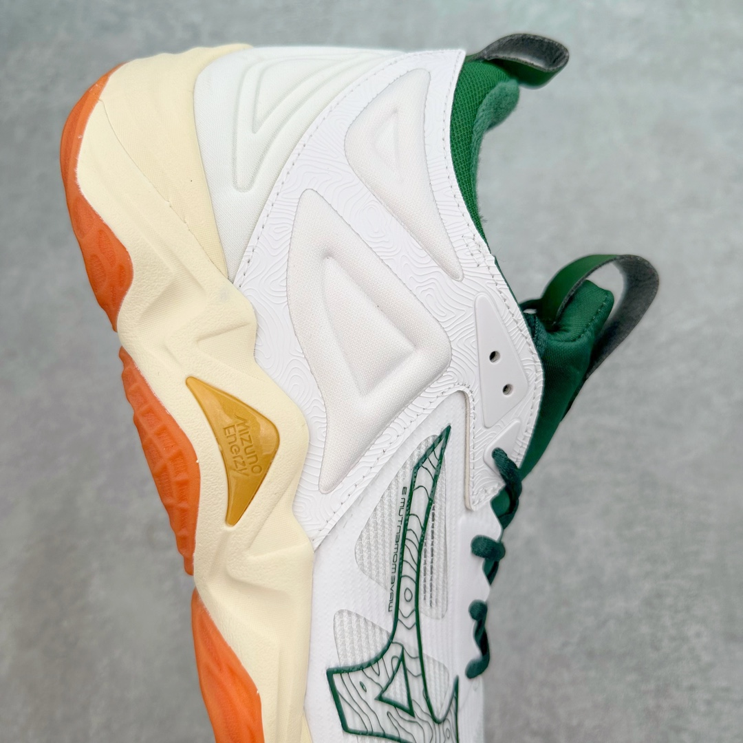 图片[6]-美津浓Mizuno Wave Lightning Z7舒适百搭低帮训练鞋 升级原楦原纸版开发 采用透气网眼鞋面配合部分合成革材质 中底搭载MIZUNO经典 WAVE 科技全新轻量EVA发泡缓震中底 外置特殊防滑耐磨橡胶大底❗️鞋面采用轻质材料，结合独特的编织技术，不仅减轻了鞋子的重量，还增强了透气性和舒适度。鞋身线条流畅，色彩搭配时尚，无论是日常穿着还是户外活动，都能展现出穿着者的个性与品味。这款运动鞋的功能性是其最大的卖点。首先，它采用Mizuno独特的中底技术，提供了良好的缓震效果，无论是长距离跑步还是崎岖山路，都能给双脚带来舒适的体验。其次，鞋底的抓地力强，即使在湿滑的地面上也能保持稳定，确保运动安全。尺码：40 41 42 43 44 45 整码先出-选品中心