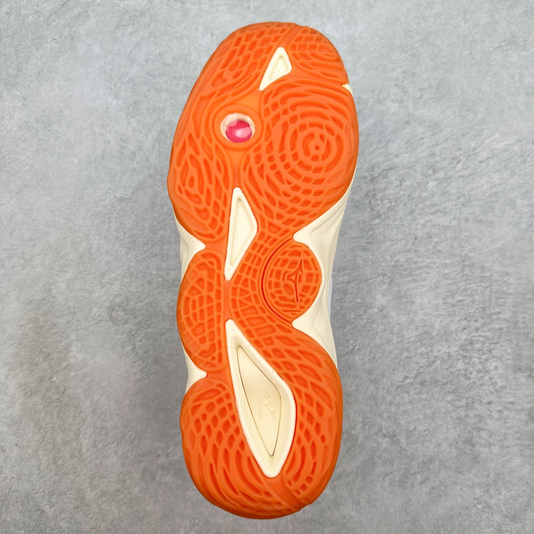 图片[9]-美津浓Mizuno Wave Lightning Z7舒适百搭低帮训练鞋 升级原楦原纸版开发 采用透气网眼鞋面配合部分合成革材质 中底搭载MIZUNO经典 WAVE 科技全新轻量EVA发泡缓震中底 外置特殊防滑耐磨橡胶大底❗️鞋面采用轻质材料，结合独特的编织技术，不仅减轻了鞋子的重量，还增强了透气性和舒适度。鞋身线条流畅，色彩搭配时尚，无论是日常穿着还是户外活动，都能展现出穿着者的个性与品味。这款运动鞋的功能性是其最大的卖点。首先，它采用Mizuno独特的中底技术，提供了良好的缓震效果，无论是长距离跑步还是崎岖山路，都能给双脚带来舒适的体验。其次，鞋底的抓地力强，即使在湿滑的地面上也能保持稳定，确保运动安全。尺码：40 41 42 43 44 45 整码先出-选品中心