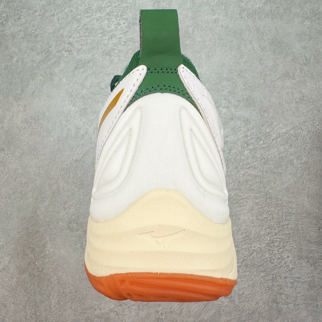 图片[8]-美津浓Mizuno Wave Lightning Z7舒适百搭低帮训练鞋 升级原楦原纸版开发 采用透气网眼鞋面配合部分合成革材质 中底搭载MIZUNO经典 WAVE 科技全新轻量EVA发泡缓震中底 外置特殊防滑耐磨橡胶大底❗️鞋面采用轻质材料，结合独特的编织技术，不仅减轻了鞋子的重量，还增强了透气性和舒适度。鞋身线条流畅，色彩搭配时尚，无论是日常穿着还是户外活动，都能展现出穿着者的个性与品味。这款运动鞋的功能性是其最大的卖点。首先，它采用Mizuno独特的中底技术，提供了良好的缓震效果，无论是长距离跑步还是崎岖山路，都能给双脚带来舒适的体验。其次，鞋底的抓地力强，即使在湿滑的地面上也能保持稳定，确保运动安全。尺码：40 41 42 43 44 45 整码先出-选品中心