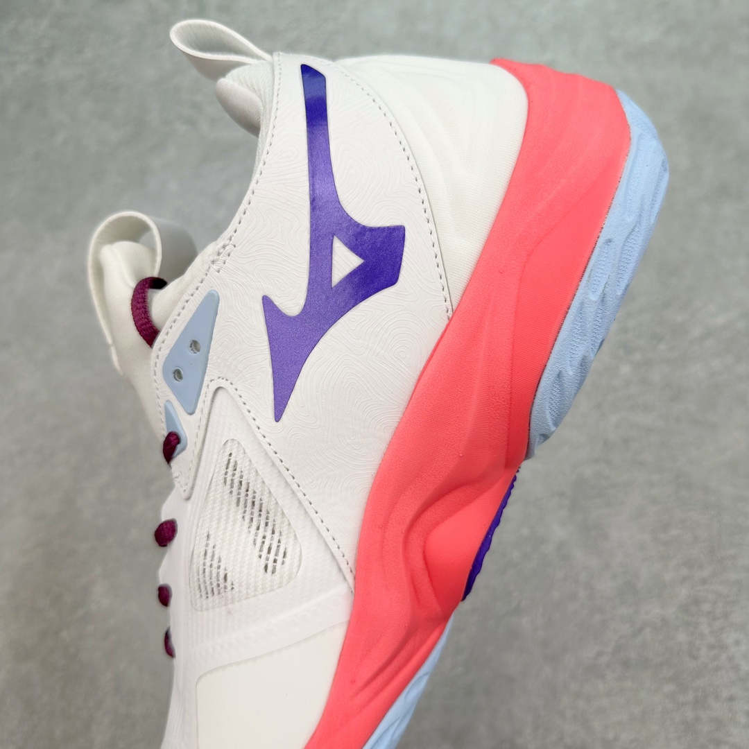 图片[7]-美津浓Mizuno Wave Lightning Z7舒适百搭低帮训练鞋 升级原楦原纸版开发 采用透气网眼鞋面配合部分合成革材质 中底搭载MIZUNO经典 WAVE 科技全新轻量EVA发泡缓震中底 外置特殊防滑耐磨橡胶大底❗️鞋面采用轻质材料，结合独特的编织技术，不仅减轻了鞋子的重量，还增强了透气性和舒适度。鞋身线条流畅，色彩搭配时尚，无论是日常穿着还是户外活动，都能展现出穿着者的个性与品味。这款运动鞋的功能性是其最大的卖点。首先，它采用Mizuno独特的中底技术，提供了良好的缓震效果，无论是长距离跑步还是崎岖山路，都能给双脚带来舒适的体验。其次，鞋底的抓地力强，即使在湿滑的地面上也能保持稳定，确保运动安全。尺码：40 41 42 43 44 45 整码先出-选品中心