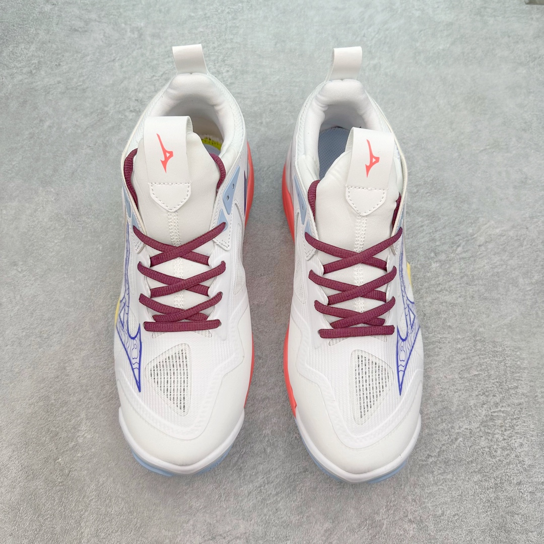 图片[2]-美津浓Mizuno Wave Lightning Z7舒适百搭低帮训练鞋 升级原楦原纸版开发 采用透气网眼鞋面配合部分合成革材质 中底搭载MIZUNO经典 WAVE 科技全新轻量EVA发泡缓震中底 外置特殊防滑耐磨橡胶大底❗️鞋面采用轻质材料，结合独特的编织技术，不仅减轻了鞋子的重量，还增强了透气性和舒适度。鞋身线条流畅，色彩搭配时尚，无论是日常穿着还是户外活动，都能展现出穿着者的个性与品味。这款运动鞋的功能性是其最大的卖点。首先，它采用Mizuno独特的中底技术，提供了良好的缓震效果，无论是长距离跑步还是崎岖山路，都能给双脚带来舒适的体验。其次，鞋底的抓地力强，即使在湿滑的地面上也能保持稳定，确保运动安全。尺码：40 41 42 43 44 45 整码先出-选品中心