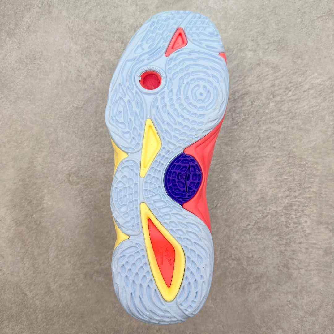 图片[9]-美津浓Mizuno Wave Lightning Z7舒适百搭低帮训练鞋 升级原楦原纸版开发 采用透气网眼鞋面配合部分合成革材质 中底搭载MIZUNO经典 WAVE 科技全新轻量EVA发泡缓震中底 外置特殊防滑耐磨橡胶大底❗️鞋面采用轻质材料，结合独特的编织技术，不仅减轻了鞋子的重量，还增强了透气性和舒适度。鞋身线条流畅，色彩搭配时尚，无论是日常穿着还是户外活动，都能展现出穿着者的个性与品味。这款运动鞋的功能性是其最大的卖点。首先，它采用Mizuno独特的中底技术，提供了良好的缓震效果，无论是长距离跑步还是崎岖山路，都能给双脚带来舒适的体验。其次，鞋底的抓地力强，即使在湿滑的地面上也能保持稳定，确保运动安全。尺码：40 41 42 43 44 45 整码先出-选品中心