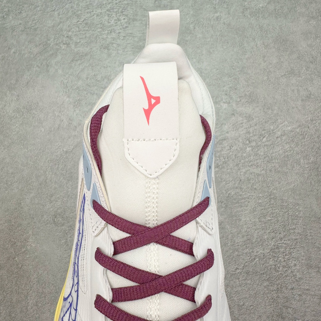 图片[5]-美津浓Mizuno Wave Lightning Z7舒适百搭低帮训练鞋 升级原楦原纸版开发 采用透气网眼鞋面配合部分合成革材质 中底搭载MIZUNO经典 WAVE 科技全新轻量EVA发泡缓震中底 外置特殊防滑耐磨橡胶大底❗️鞋面采用轻质材料，结合独特的编织技术，不仅减轻了鞋子的重量，还增强了透气性和舒适度。鞋身线条流畅，色彩搭配时尚，无论是日常穿着还是户外活动，都能展现出穿着者的个性与品味。这款运动鞋的功能性是其最大的卖点。首先，它采用Mizuno独特的中底技术，提供了良好的缓震效果，无论是长距离跑步还是崎岖山路，都能给双脚带来舒适的体验。其次，鞋底的抓地力强，即使在湿滑的地面上也能保持稳定，确保运动安全。尺码：40 41 42 43 44 45 整码先出-选品中心