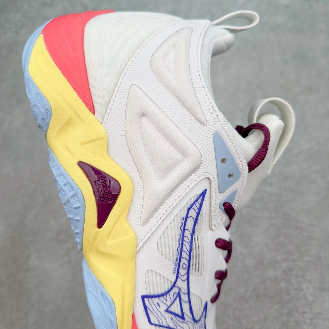 图片[6]-美津浓Mizuno Wave Lightning Z7舒适百搭低帮训练鞋 升级原楦原纸版开发 采用透气网眼鞋面配合部分合成革材质 中底搭载MIZUNO经典 WAVE 科技全新轻量EVA发泡缓震中底 外置特殊防滑耐磨橡胶大底❗️鞋面采用轻质材料，结合独特的编织技术，不仅减轻了鞋子的重量，还增强了透气性和舒适度。鞋身线条流畅，色彩搭配时尚，无论是日常穿着还是户外活动，都能展现出穿着者的个性与品味。这款运动鞋的功能性是其最大的卖点。首先，它采用Mizuno独特的中底技术，提供了良好的缓震效果，无论是长距离跑步还是崎岖山路，都能给双脚带来舒适的体验。其次，鞋底的抓地力强，即使在湿滑的地面上也能保持稳定，确保运动安全。尺码：40 41 42 43 44 45 整码先出-选品中心