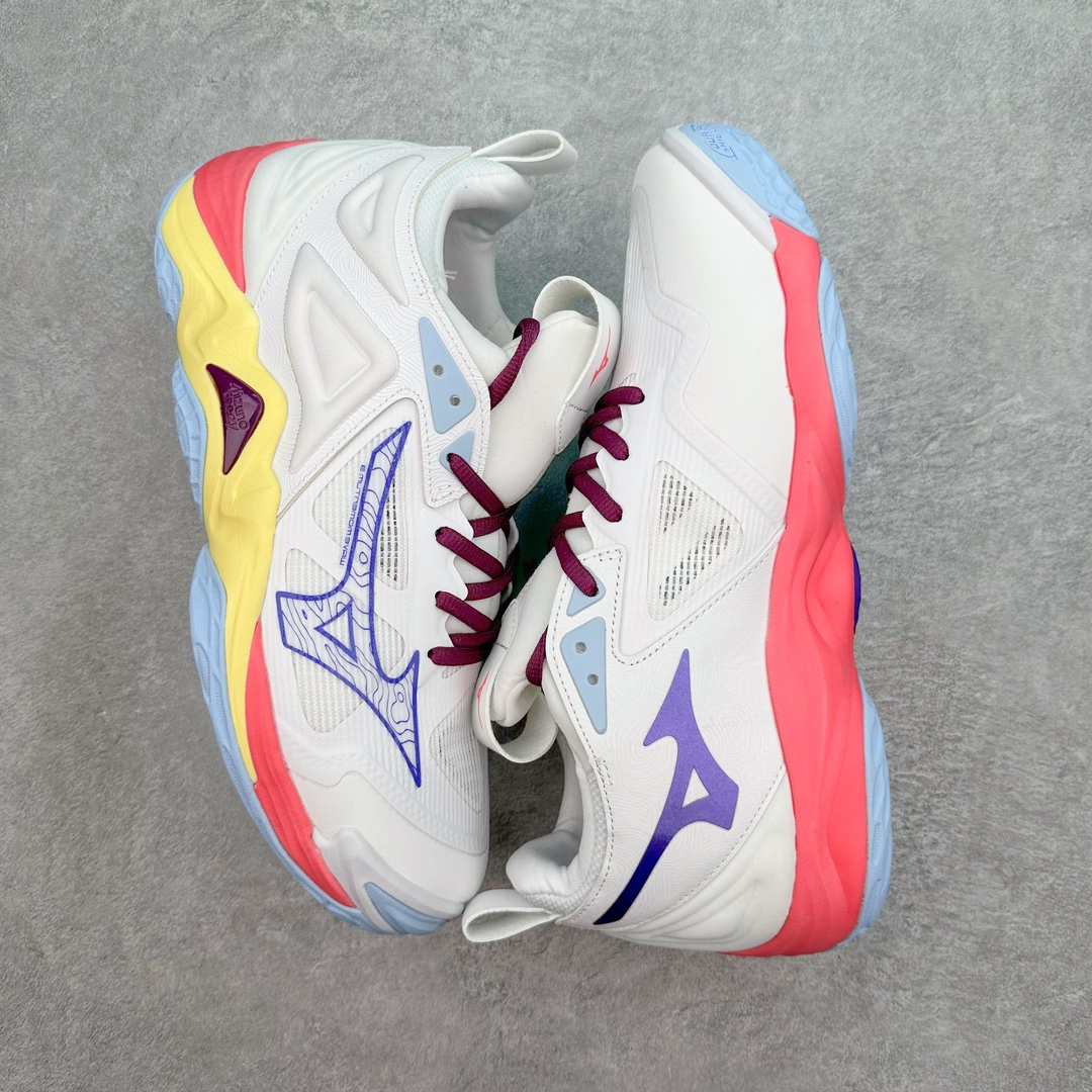 图片[3]-美津浓Mizuno Wave Lightning Z7舒适百搭低帮训练鞋 升级原楦原纸版开发 采用透气网眼鞋面配合部分合成革材质 中底搭载MIZUNO经典 WAVE 科技全新轻量EVA发泡缓震中底 外置特殊防滑耐磨橡胶大底❗️鞋面采用轻质材料，结合独特的编织技术，不仅减轻了鞋子的重量，还增强了透气性和舒适度。鞋身线条流畅，色彩搭配时尚，无论是日常穿着还是户外活动，都能展现出穿着者的个性与品味。这款运动鞋的功能性是其最大的卖点。首先，它采用Mizuno独特的中底技术，提供了良好的缓震效果，无论是长距离跑步还是崎岖山路，都能给双脚带来舒适的体验。其次，鞋底的抓地力强，即使在湿滑的地面上也能保持稳定，确保运动安全。尺码：40 41 42 43 44 45 整码先出-选品中心