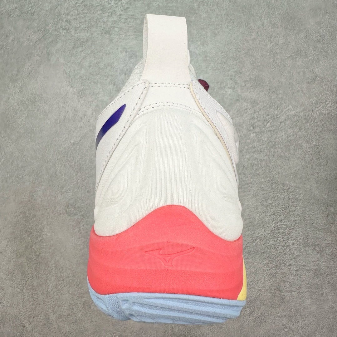 图片[8]-美津浓Mizuno Wave Lightning Z7舒适百搭低帮训练鞋 升级原楦原纸版开发 采用透气网眼鞋面配合部分合成革材质 中底搭载MIZUNO经典 WAVE 科技全新轻量EVA发泡缓震中底 外置特殊防滑耐磨橡胶大底❗️鞋面采用轻质材料，结合独特的编织技术，不仅减轻了鞋子的重量，还增强了透气性和舒适度。鞋身线条流畅，色彩搭配时尚，无论是日常穿着还是户外活动，都能展现出穿着者的个性与品味。这款运动鞋的功能性是其最大的卖点。首先，它采用Mizuno独特的中底技术，提供了良好的缓震效果，无论是长距离跑步还是崎岖山路，都能给双脚带来舒适的体验。其次，鞋底的抓地力强，即使在湿滑的地面上也能保持稳定，确保运动安全。尺码：40 41 42 43 44 45 整码先出-选品中心