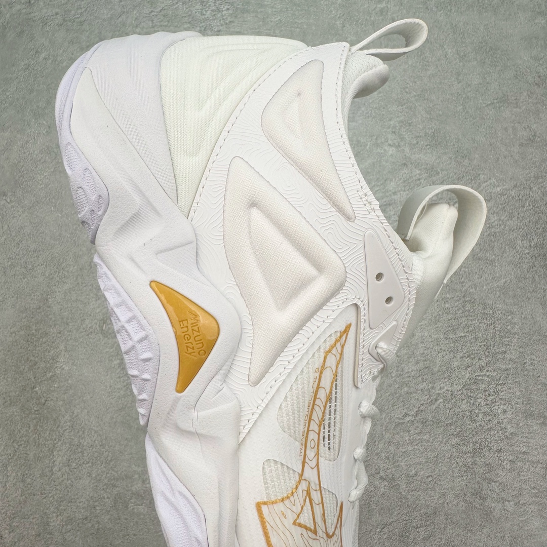 图片[6]-美津浓Mizuno Wave Lightning Z7舒适百搭低帮训练鞋 升级原楦原纸版开发 采用透气网眼鞋面配合部分合成革材质 中底搭载MIZUNO经典 WAVE 科技全新轻量EVA发泡缓震中底 外置特殊防滑耐磨橡胶大底❗️鞋面采用轻质材料，结合独特的编织技术，不仅减轻了鞋子的重量，还增强了透气性和舒适度。鞋身线条流畅，色彩搭配时尚，无论是日常穿着还是户外活动，都能展现出穿着者的个性与品味。这款运动鞋的功能性是其最大的卖点。首先，它采用Mizuno独特的中底技术，提供了良好的缓震效果，无论是长距离跑步还是崎岖山路，都能给双脚带来舒适的体验。其次，鞋底的抓地力强，即使在湿滑的地面上也能保持稳定，确保运动安全。尺码：40 41 42 43 44 45 整码先出-选品中心