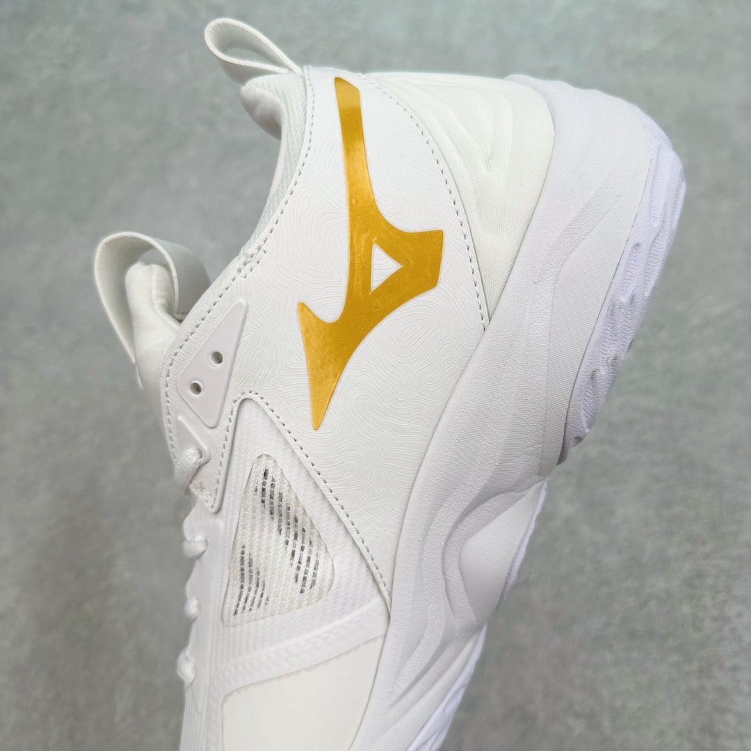 图片[7]-美津浓Mizuno Wave Lightning Z7舒适百搭低帮训练鞋 升级原楦原纸版开发 采用透气网眼鞋面配合部分合成革材质 中底搭载MIZUNO经典 WAVE 科技全新轻量EVA发泡缓震中底 外置特殊防滑耐磨橡胶大底❗️鞋面采用轻质材料，结合独特的编织技术，不仅减轻了鞋子的重量，还增强了透气性和舒适度。鞋身线条流畅，色彩搭配时尚，无论是日常穿着还是户外活动，都能展现出穿着者的个性与品味。这款运动鞋的功能性是其最大的卖点。首先，它采用Mizuno独特的中底技术，提供了良好的缓震效果，无论是长距离跑步还是崎岖山路，都能给双脚带来舒适的体验。其次，鞋底的抓地力强，即使在湿滑的地面上也能保持稳定，确保运动安全。尺码：40 41 42 43 44 45 整码先出-选品中心