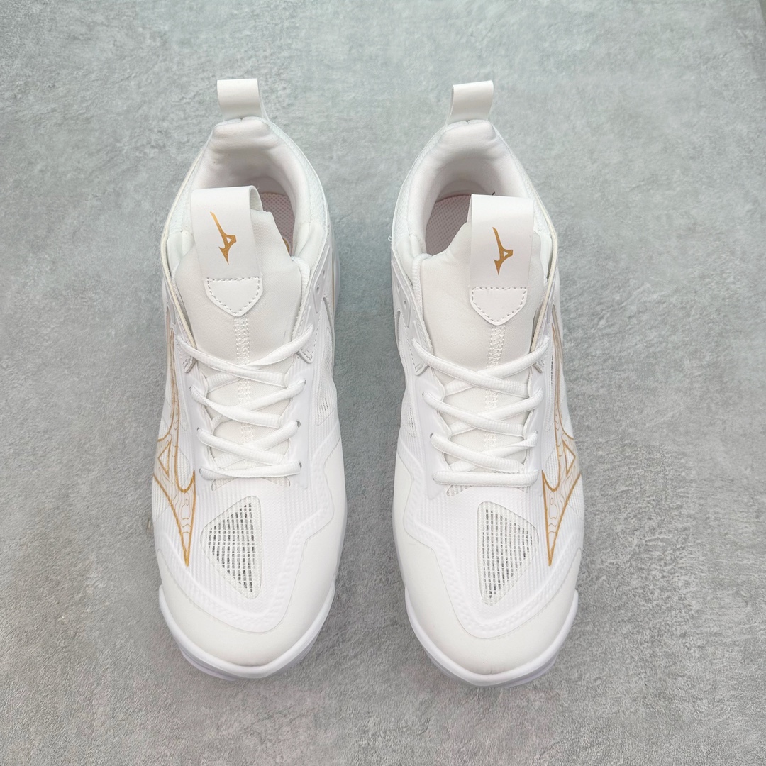 图片[2]-美津浓Mizuno Wave Lightning Z7舒适百搭低帮训练鞋 升级原楦原纸版开发 采用透气网眼鞋面配合部分合成革材质 中底搭载MIZUNO经典 WAVE 科技全新轻量EVA发泡缓震中底 外置特殊防滑耐磨橡胶大底❗️鞋面采用轻质材料，结合独特的编织技术，不仅减轻了鞋子的重量，还增强了透气性和舒适度。鞋身线条流畅，色彩搭配时尚，无论是日常穿着还是户外活动，都能展现出穿着者的个性与品味。这款运动鞋的功能性是其最大的卖点。首先，它采用Mizuno独特的中底技术，提供了良好的缓震效果，无论是长距离跑步还是崎岖山路，都能给双脚带来舒适的体验。其次，鞋底的抓地力强，即使在湿滑的地面上也能保持稳定，确保运动安全。尺码：40 41 42 43 44 45 整码先出-选品中心