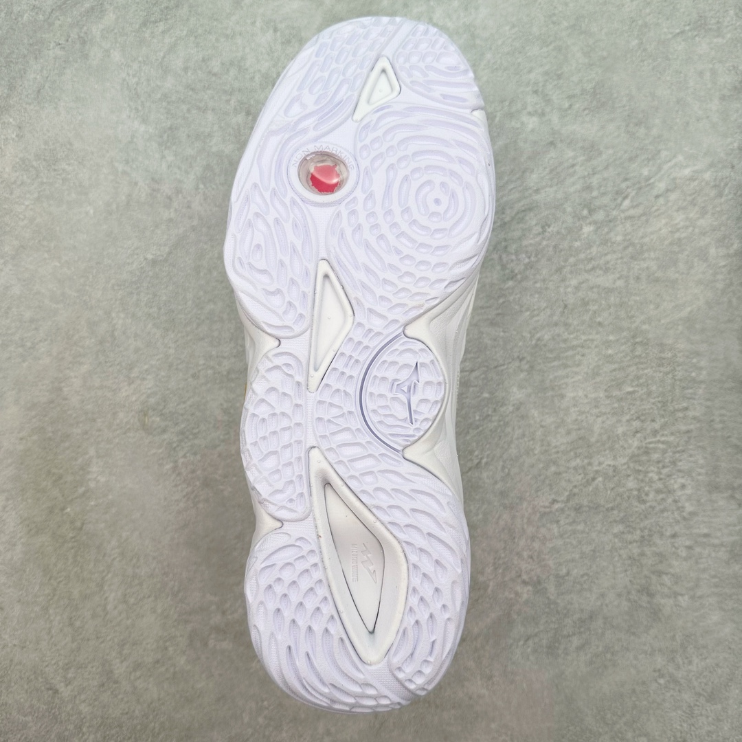 图片[9]-美津浓Mizuno Wave Lightning Z7舒适百搭低帮训练鞋 升级原楦原纸版开发 采用透气网眼鞋面配合部分合成革材质 中底搭载MIZUNO经典 WAVE 科技全新轻量EVA发泡缓震中底 外置特殊防滑耐磨橡胶大底❗️鞋面采用轻质材料，结合独特的编织技术，不仅减轻了鞋子的重量，还增强了透气性和舒适度。鞋身线条流畅，色彩搭配时尚，无论是日常穿着还是户外活动，都能展现出穿着者的个性与品味。这款运动鞋的功能性是其最大的卖点。首先，它采用Mizuno独特的中底技术，提供了良好的缓震效果，无论是长距离跑步还是崎岖山路，都能给双脚带来舒适的体验。其次，鞋底的抓地力强，即使在湿滑的地面上也能保持稳定，确保运动安全。尺码：40 41 42 43 44 45 整码先出-选品中心