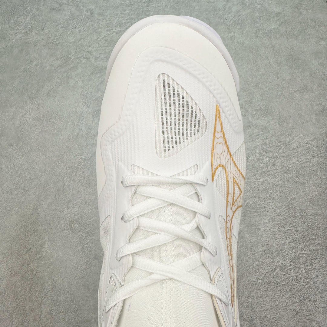 图片[4]-美津浓Mizuno Wave Lightning Z7舒适百搭低帮训练鞋 升级原楦原纸版开发 采用透气网眼鞋面配合部分合成革材质 中底搭载MIZUNO经典 WAVE 科技全新轻量EVA发泡缓震中底 外置特殊防滑耐磨橡胶大底❗️鞋面采用轻质材料，结合独特的编织技术，不仅减轻了鞋子的重量，还增强了透气性和舒适度。鞋身线条流畅，色彩搭配时尚，无论是日常穿着还是户外活动，都能展现出穿着者的个性与品味。这款运动鞋的功能性是其最大的卖点。首先，它采用Mizuno独特的中底技术，提供了良好的缓震效果，无论是长距离跑步还是崎岖山路，都能给双脚带来舒适的体验。其次，鞋底的抓地力强，即使在湿滑的地面上也能保持稳定，确保运动安全。尺码：40 41 42 43 44 45 整码先出-选品中心