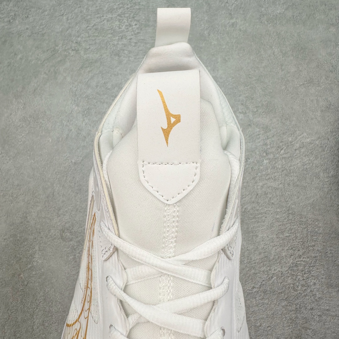 图片[5]-美津浓Mizuno Wave Lightning Z7舒适百搭低帮训练鞋 升级原楦原纸版开发 采用透气网眼鞋面配合部分合成革材质 中底搭载MIZUNO经典 WAVE 科技全新轻量EVA发泡缓震中底 外置特殊防滑耐磨橡胶大底❗️鞋面采用轻质材料，结合独特的编织技术，不仅减轻了鞋子的重量，还增强了透气性和舒适度。鞋身线条流畅，色彩搭配时尚，无论是日常穿着还是户外活动，都能展现出穿着者的个性与品味。这款运动鞋的功能性是其最大的卖点。首先，它采用Mizuno独特的中底技术，提供了良好的缓震效果，无论是长距离跑步还是崎岖山路，都能给双脚带来舒适的体验。其次，鞋底的抓地力强，即使在湿滑的地面上也能保持稳定，确保运动安全。尺码：40 41 42 43 44 45 整码先出-选品中心