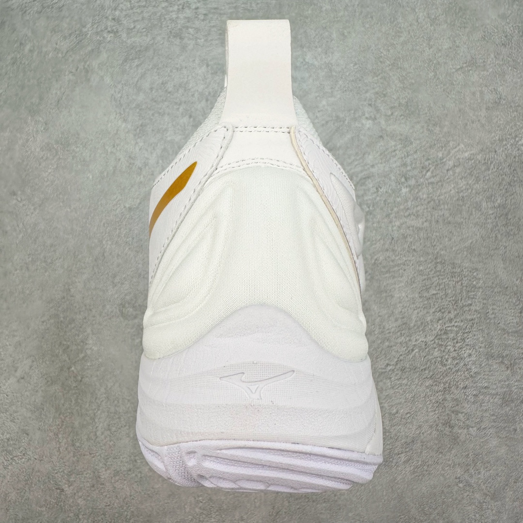 图片[8]-美津浓Mizuno Wave Lightning Z7舒适百搭低帮训练鞋 升级原楦原纸版开发 采用透气网眼鞋面配合部分合成革材质 中底搭载MIZUNO经典 WAVE 科技全新轻量EVA发泡缓震中底 外置特殊防滑耐磨橡胶大底❗️鞋面采用轻质材料，结合独特的编织技术，不仅减轻了鞋子的重量，还增强了透气性和舒适度。鞋身线条流畅，色彩搭配时尚，无论是日常穿着还是户外活动，都能展现出穿着者的个性与品味。这款运动鞋的功能性是其最大的卖点。首先，它采用Mizuno独特的中底技术，提供了良好的缓震效果，无论是长距离跑步还是崎岖山路，都能给双脚带来舒适的体验。其次，鞋底的抓地力强，即使在湿滑的地面上也能保持稳定，确保运动安全。尺码：40 41 42 43 44 45 整码先出-选品中心