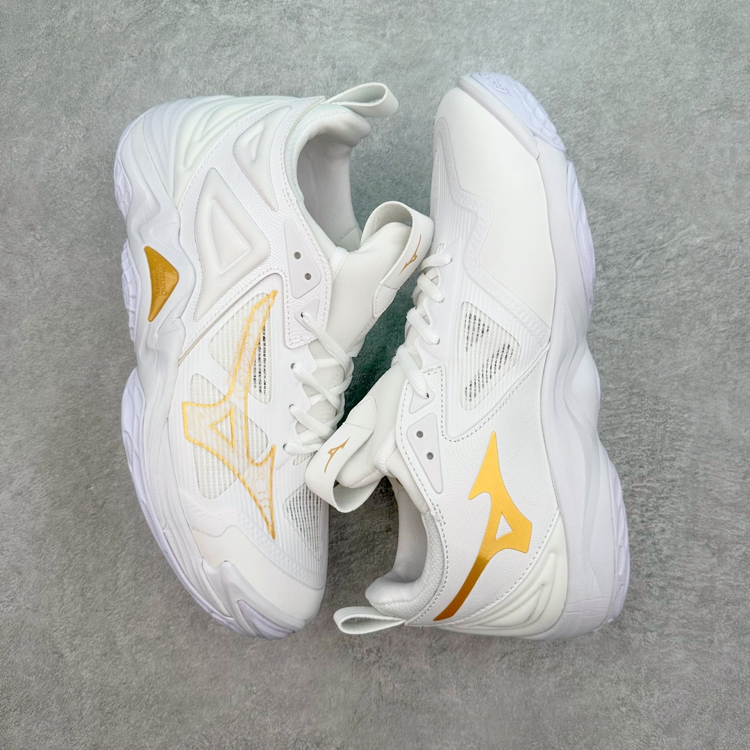 图片[3]-美津浓Mizuno Wave Lightning Z7舒适百搭低帮训练鞋 升级原楦原纸版开发 采用透气网眼鞋面配合部分合成革材质 中底搭载MIZUNO经典 WAVE 科技全新轻量EVA发泡缓震中底 外置特殊防滑耐磨橡胶大底❗️鞋面采用轻质材料，结合独特的编织技术，不仅减轻了鞋子的重量，还增强了透气性和舒适度。鞋身线条流畅，色彩搭配时尚，无论是日常穿着还是户外活动，都能展现出穿着者的个性与品味。这款运动鞋的功能性是其最大的卖点。首先，它采用Mizuno独特的中底技术，提供了良好的缓震效果，无论是长距离跑步还是崎岖山路，都能给双脚带来舒适的体验。其次，鞋底的抓地力强，即使在湿滑的地面上也能保持稳定，确保运动安全。尺码：40 41 42 43 44 45 整码先出-选品中心