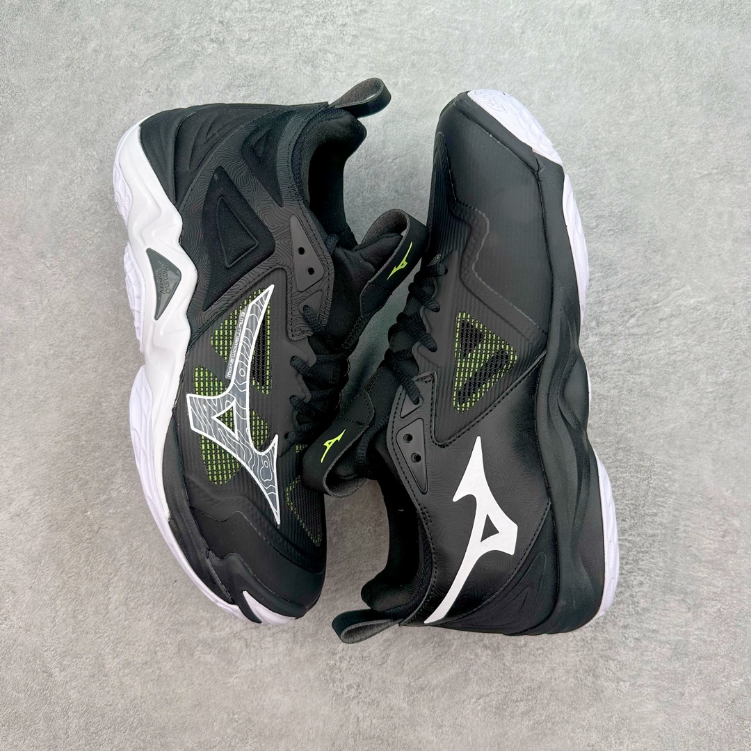 图片[3]-美津浓Mizuno Wave Lightning Z7舒适百搭低帮训练鞋 升级原楦原纸版开发 采用透气网眼鞋面配合部分合成革材质 中底搭载MIZUNO经典 WAVE 科技全新轻量EVA发泡缓震中底 外置特殊防滑耐磨橡胶大底❗️鞋面采用轻质材料，结合独特的编织技术，不仅减轻了鞋子的重量，还增强了透气性和舒适度。鞋身线条流畅，色彩搭配时尚，无论是日常穿着还是户外活动，都能展现出穿着者的个性与品味。这款运动鞋的功能性是其最大的卖点。首先，它采用Mizuno独特的中底技术，提供了良好的缓震效果，无论是长距离跑步还是崎岖山路，都能给双脚带来舒适的体验。其次，鞋底的抓地力强，即使在湿滑的地面上也能保持稳定，确保运动安全。尺码：40 41 42 43 44 45 整码先出-选品中心