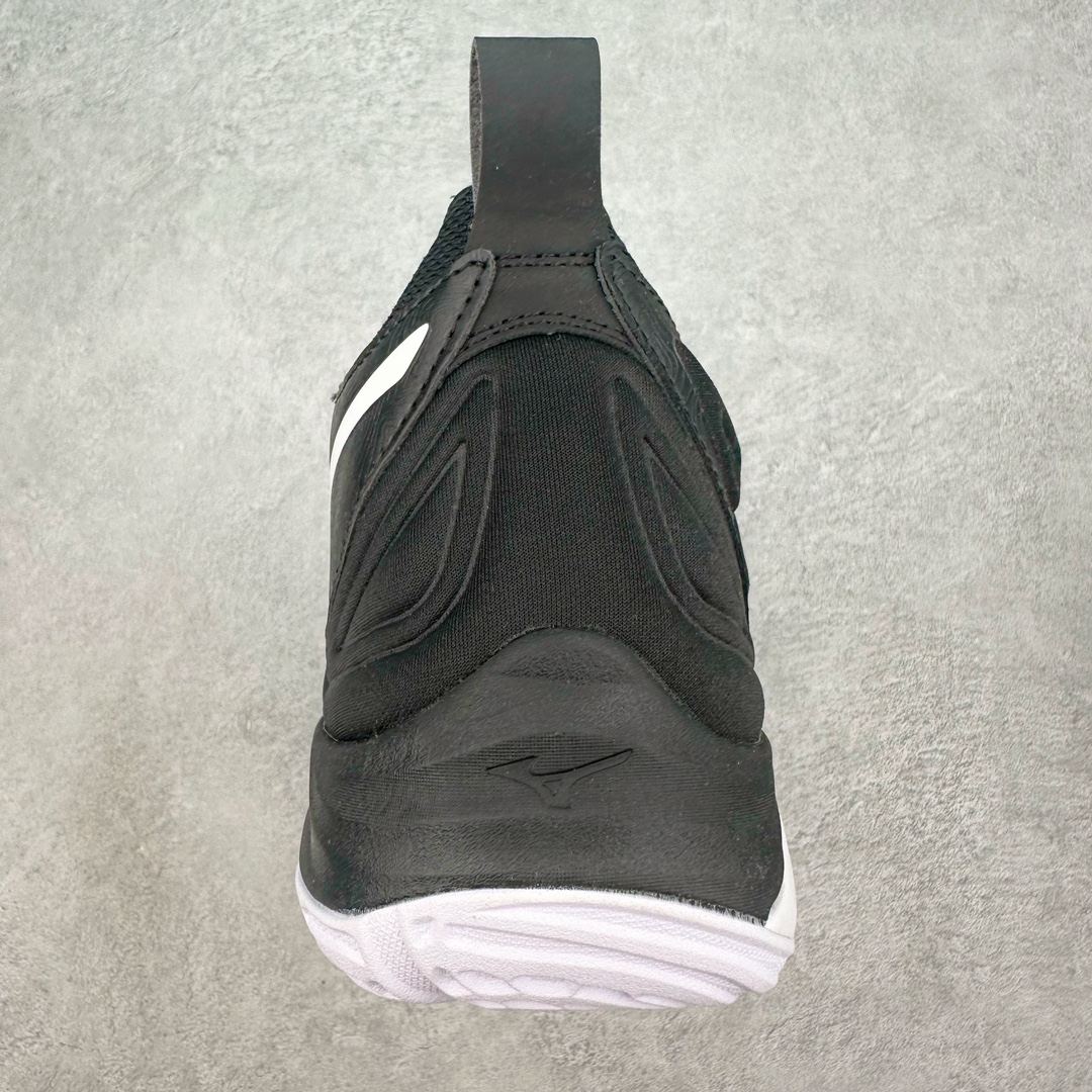 图片[8]-美津浓Mizuno Wave Lightning Z7舒适百搭低帮训练鞋 升级原楦原纸版开发 采用透气网眼鞋面配合部分合成革材质 中底搭载MIZUNO经典 WAVE 科技全新轻量EVA发泡缓震中底 外置特殊防滑耐磨橡胶大底❗️鞋面采用轻质材料，结合独特的编织技术，不仅减轻了鞋子的重量，还增强了透气性和舒适度。鞋身线条流畅，色彩搭配时尚，无论是日常穿着还是户外活动，都能展现出穿着者的个性与品味。这款运动鞋的功能性是其最大的卖点。首先，它采用Mizuno独特的中底技术，提供了良好的缓震效果，无论是长距离跑步还是崎岖山路，都能给双脚带来舒适的体验。其次，鞋底的抓地力强，即使在湿滑的地面上也能保持稳定，确保运动安全。尺码：40 41 42 43 44 45 整码先出-选品中心