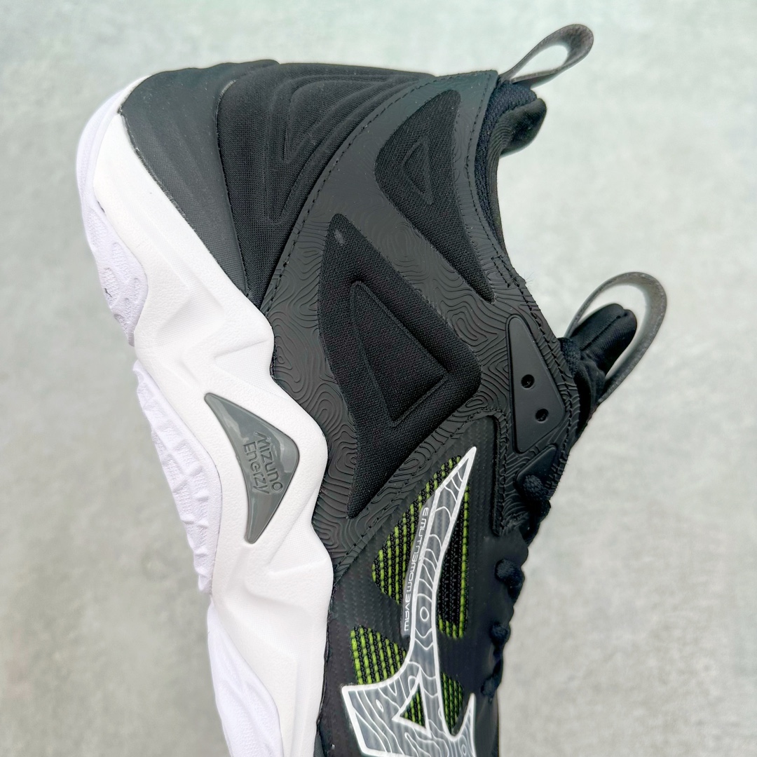 图片[6]-美津浓Mizuno Wave Lightning Z7舒适百搭低帮训练鞋 升级原楦原纸版开发 采用透气网眼鞋面配合部分合成革材质 中底搭载MIZUNO经典 WAVE 科技全新轻量EVA发泡缓震中底 外置特殊防滑耐磨橡胶大底❗️鞋面采用轻质材料，结合独特的编织技术，不仅减轻了鞋子的重量，还增强了透气性和舒适度。鞋身线条流畅，色彩搭配时尚，无论是日常穿着还是户外活动，都能展现出穿着者的个性与品味。这款运动鞋的功能性是其最大的卖点。首先，它采用Mizuno独特的中底技术，提供了良好的缓震效果，无论是长距离跑步还是崎岖山路，都能给双脚带来舒适的体验。其次，鞋底的抓地力强，即使在湿滑的地面上也能保持稳定，确保运动安全。尺码：40 41 42 43 44 45 整码先出-选品中心