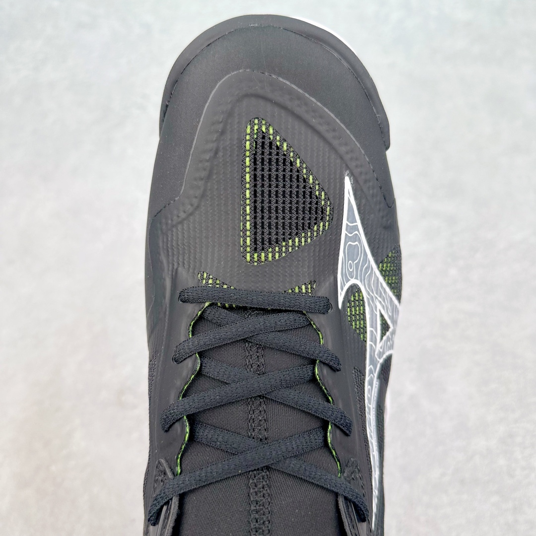 图片[4]-美津浓Mizuno Wave Lightning Z7舒适百搭低帮训练鞋 升级原楦原纸版开发 采用透气网眼鞋面配合部分合成革材质 中底搭载MIZUNO经典 WAVE 科技全新轻量EVA发泡缓震中底 外置特殊防滑耐磨橡胶大底❗️鞋面采用轻质材料，结合独特的编织技术，不仅减轻了鞋子的重量，还增强了透气性和舒适度。鞋身线条流畅，色彩搭配时尚，无论是日常穿着还是户外活动，都能展现出穿着者的个性与品味。这款运动鞋的功能性是其最大的卖点。首先，它采用Mizuno独特的中底技术，提供了良好的缓震效果，无论是长距离跑步还是崎岖山路，都能给双脚带来舒适的体验。其次，鞋底的抓地力强，即使在湿滑的地面上也能保持稳定，确保运动安全。尺码：40 41 42 43 44 45 整码先出-选品中心