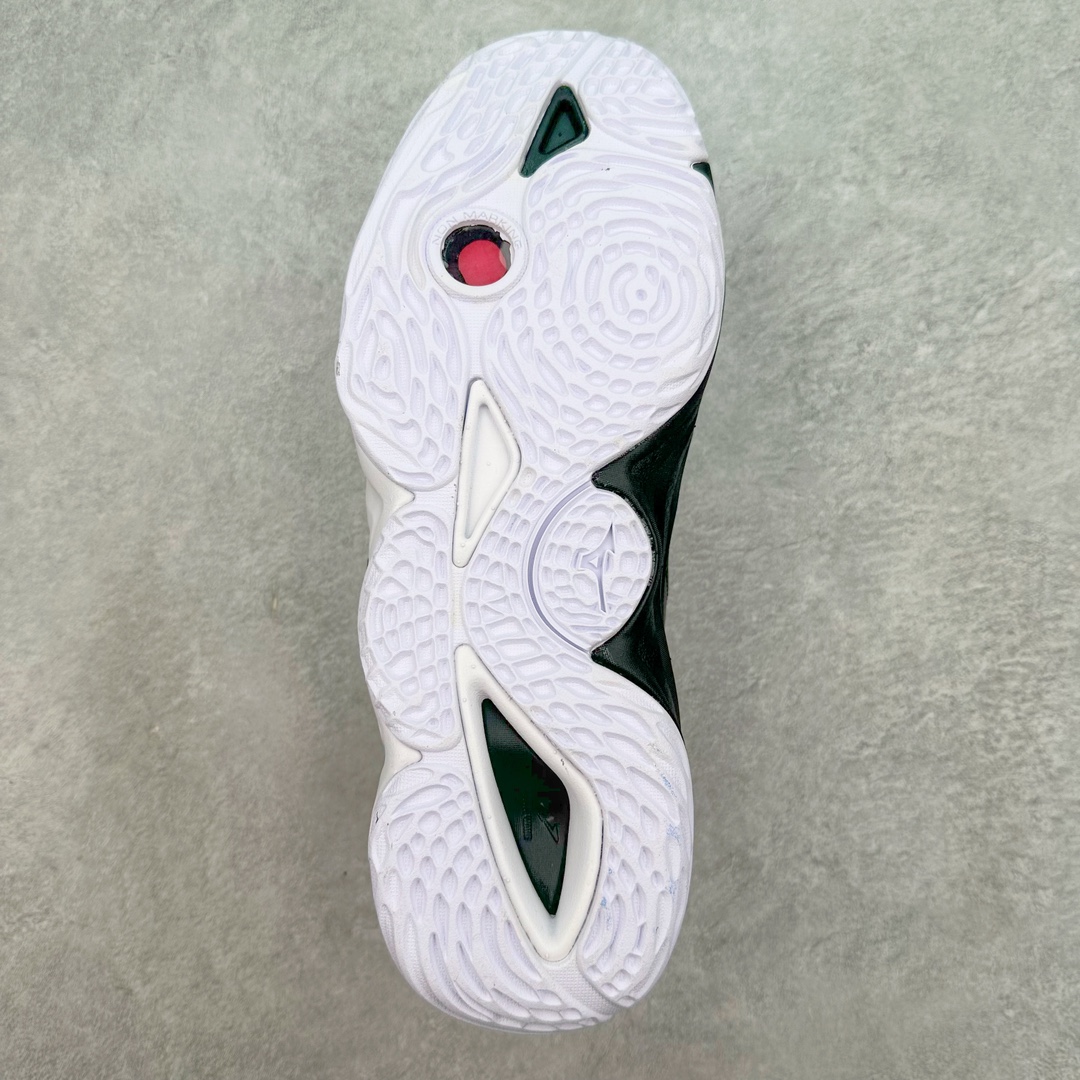 图片[9]-美津浓Mizuno Wave Lightning Z7舒适百搭低帮训练鞋 升级原楦原纸版开发 采用透气网眼鞋面配合部分合成革材质 中底搭载MIZUNO经典 WAVE 科技全新轻量EVA发泡缓震中底 外置特殊防滑耐磨橡胶大底❗️鞋面采用轻质材料，结合独特的编织技术，不仅减轻了鞋子的重量，还增强了透气性和舒适度。鞋身线条流畅，色彩搭配时尚，无论是日常穿着还是户外活动，都能展现出穿着者的个性与品味。这款运动鞋的功能性是其最大的卖点。首先，它采用Mizuno独特的中底技术，提供了良好的缓震效果，无论是长距离跑步还是崎岖山路，都能给双脚带来舒适的体验。其次，鞋底的抓地力强，即使在湿滑的地面上也能保持稳定，确保运动安全。尺码：40 41 42 43 44 45 整码先出-选品中心