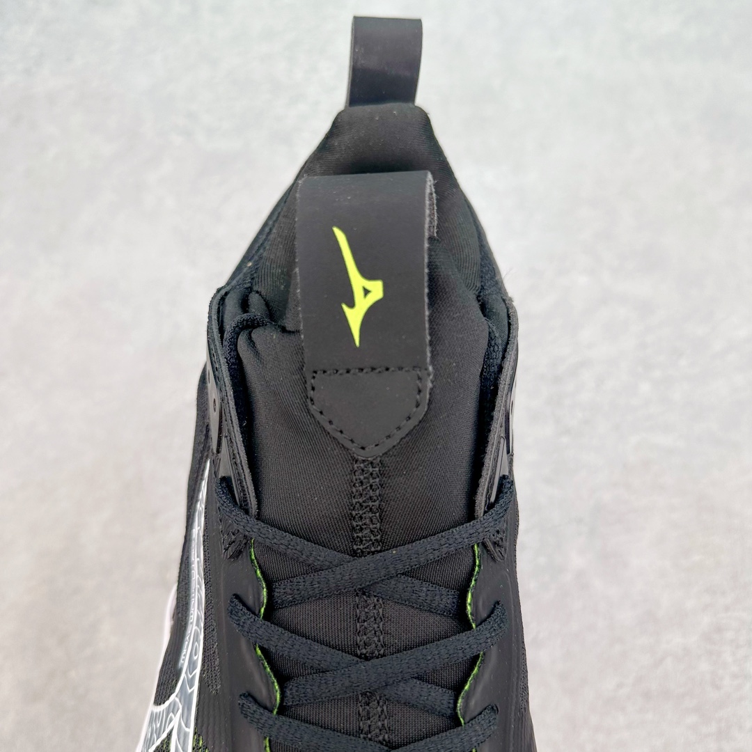 图片[5]-美津浓Mizuno Wave Lightning Z7舒适百搭低帮训练鞋 升级原楦原纸版开发 采用透气网眼鞋面配合部分合成革材质 中底搭载MIZUNO经典 WAVE 科技全新轻量EVA发泡缓震中底 外置特殊防滑耐磨橡胶大底❗️鞋面采用轻质材料，结合独特的编织技术，不仅减轻了鞋子的重量，还增强了透气性和舒适度。鞋身线条流畅，色彩搭配时尚，无论是日常穿着还是户外活动，都能展现出穿着者的个性与品味。这款运动鞋的功能性是其最大的卖点。首先，它采用Mizuno独特的中底技术，提供了良好的缓震效果，无论是长距离跑步还是崎岖山路，都能给双脚带来舒适的体验。其次，鞋底的抓地力强，即使在湿滑的地面上也能保持稳定，确保运动安全。尺码：40 41 42 43 44 45 整码先出-选品中心