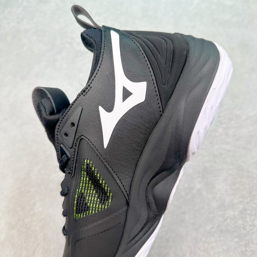 图片[7]-美津浓Mizuno Wave Lightning Z7舒适百搭低帮训练鞋 升级原楦原纸版开发 采用透气网眼鞋面配合部分合成革材质 中底搭载MIZUNO经典 WAVE 科技全新轻量EVA发泡缓震中底 外置特殊防滑耐磨橡胶大底❗️鞋面采用轻质材料，结合独特的编织技术，不仅减轻了鞋子的重量，还增强了透气性和舒适度。鞋身线条流畅，色彩搭配时尚，无论是日常穿着还是户外活动，都能展现出穿着者的个性与品味。这款运动鞋的功能性是其最大的卖点。首先，它采用Mizuno独特的中底技术，提供了良好的缓震效果，无论是长距离跑步还是崎岖山路，都能给双脚带来舒适的体验。其次，鞋底的抓地力强，即使在湿滑的地面上也能保持稳定，确保运动安全。尺码：40 41 42 43 44 45 整码先出-选品中心