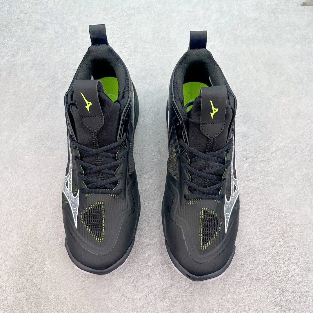 图片[2]-美津浓Mizuno Wave Lightning Z7舒适百搭低帮训练鞋 升级原楦原纸版开发 采用透气网眼鞋面配合部分合成革材质 中底搭载MIZUNO经典 WAVE 科技全新轻量EVA发泡缓震中底 外置特殊防滑耐磨橡胶大底❗️鞋面采用轻质材料，结合独特的编织技术，不仅减轻了鞋子的重量，还增强了透气性和舒适度。鞋身线条流畅，色彩搭配时尚，无论是日常穿着还是户外活动，都能展现出穿着者的个性与品味。这款运动鞋的功能性是其最大的卖点。首先，它采用Mizuno独特的中底技术，提供了良好的缓震效果，无论是长距离跑步还是崎岖山路，都能给双脚带来舒适的体验。其次，鞋底的抓地力强，即使在湿滑的地面上也能保持稳定，确保运动安全。尺码：40 41 42 43 44 45 整码先出-选品中心