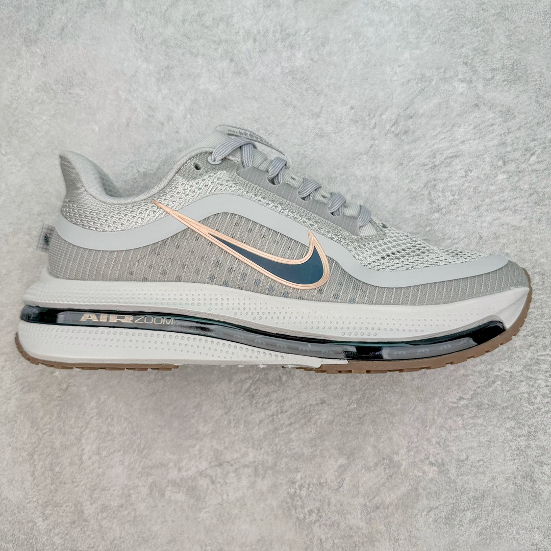 ＃特价福利 NK Pegasus Premium 飞马全掌气垫跑步运动鞋 气垫的究极进化 NIKE2025新王炸 • 在特有Air科技加持下，耐克带来全新Pegasus Premium。这款跑鞋在传承耐克飞马（Pegasus）系列标志性的缓震功能的同时，将首次搭载耐克的塑型可视化Air Zoom气垫单元。• 塑型Air Zoom气垫单元贴合脚部的自然轮廓，帮助跑者在从后跟到脚趾的过渡中能够有效传递力量，带来一种前所未有的轻盈、顺畅回馈体验。中底采用ZoomX泡绵，后跟则使用ReactX泡绵，为跑者提供稳定流畅的推进感。• 塑型可视化Air Zoom气垫单元和精心配置的泡绵组合，让Pegasus Premium成为耐克飞马系列中颇具能量回馈的鞋款。• 全新Pegasus Premium不仅展示了耐克势头强劲的创新周期，证明了其特有的Air科技的强大实力，更体现了耐克倾听和服务运动员的能力。尺码：36 37.5 38 39 40 41 42 43 44 45-选品中心