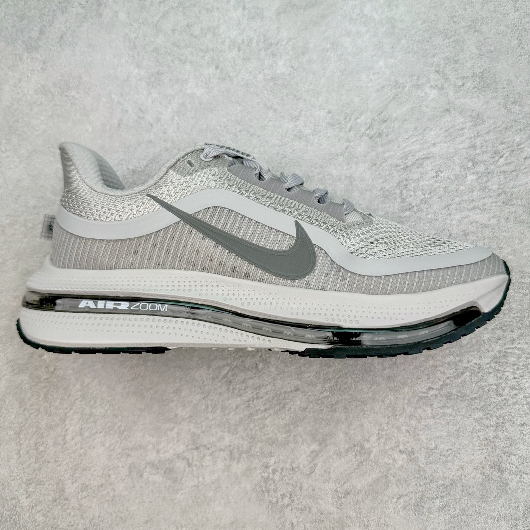 ＃特价福利 NK Pegasus Premium 飞马全掌气垫跑步运动鞋 气垫的究极进化 NIKE2025新王炸 • 在特有Air科技加持下，耐克带来全新Pegasus Premium。这款跑鞋在传承耐克飞马（Pegasus）系列标志性的缓震功能的同时，将首次搭载耐克的塑型可视化Air Zoom气垫单元。• 塑型Air Zoom气垫单元贴合脚部的自然轮廓，帮助跑者在从后跟到脚趾的过渡中能够有效传递力量，带来一种前所未有的轻盈、顺畅回馈体验。中底采用ZoomX泡绵，后跟则使用ReactX泡绵，为跑者提供稳定流畅的推进感。• 塑型可视化Air Zoom气垫单元和精心配置的泡绵组合，让Pegasus Premium成为耐克飞马系列中颇具能量回馈的鞋款。• 全新Pegasus Premium不仅展示了耐克势头强劲的创新周期，证明了其特有的Air科技的强大实力，更体现了耐克倾听和服务运动员的能力。尺码：36 37.5 38 39 40 41 42 43 44 45-选品中心