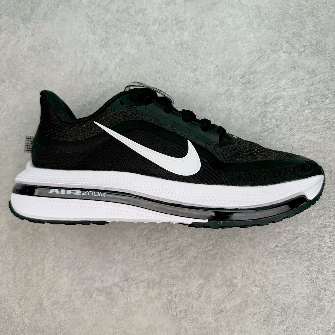 ＃特价福利 NK Pegasus Premium 飞马全掌气垫跑步运动鞋 气垫的究极进化 NIKE2025新王炸 • 在特有Air科技加持下，耐克带来全新Pegasus Premium。这款跑鞋在传承耐克飞马（Pegasus）系列标志性的缓震功能的同时，将首次搭载耐克的塑型可视化Air Zoom气垫单元。• 塑型Air Zoom气垫单元贴合脚部的自然轮廓，帮助跑者在从后跟到脚趾的过渡中能够有效传递力量，带来一种前所未有的轻盈、顺畅回馈体验。中底采用ZoomX泡绵，后跟则使用ReactX泡绵，为跑者提供稳定流畅的推进感。• 塑型可视化Air Zoom气垫单元和精心配置的泡绵组合，让Pegasus Premium成为耐克飞马系列中颇具能量回馈的鞋款。• 全新Pegasus Premium不仅展示了耐克势头强劲的创新周期，证明了其特有的Air科技的强大实力，更体现了耐克倾听和服务运动员的能力。尺码：36 37.5 38 39 40 41 42 43 44 45-选品中心