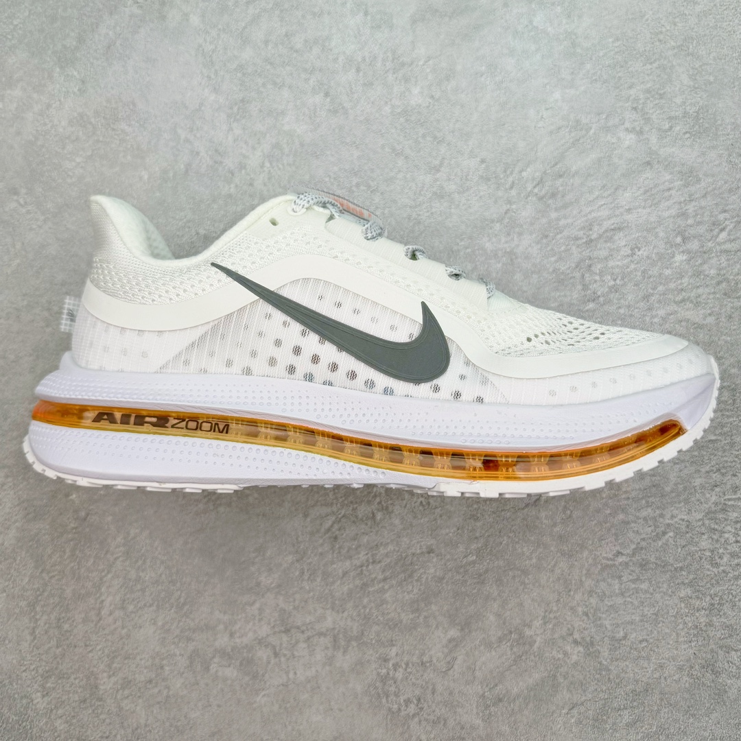 ＃特价福利 NK Pegasus Premium 飞马全掌气垫跑步运动鞋 气垫的究极进化 NIKE2025新王炸 • 在特有Air科技加持下，耐克带来全新Pegasus Premium。这款跑鞋在传承耐克飞马（Pegasus）系列标志性的缓震功能的同时，将首次搭载耐克的塑型可视化Air Zoom气垫单元。• 塑型Air Zoom气垫单元贴合脚部的自然轮廓，帮助跑者在从后跟到脚趾的过渡中能够有效传递力量，带来一种前所未有的轻盈、顺畅回馈体验。中底采用ZoomX泡绵，后跟则使用ReactX泡绵，为跑者提供稳定流畅的推进感。• 塑型可视化Air Zoom气垫单元和精心配置的泡绵组合，让Pegasus Premium成为耐克飞马系列中颇具能量回馈的鞋款。• 全新Pegasus Premium不仅展示了耐克势头强劲的创新周期，证明了其特有的Air科技的强大实力，更体现了耐克倾听和服务运动员的能力。尺码：36 37.5 38 39 40 41 42 43 44 45-选品中心