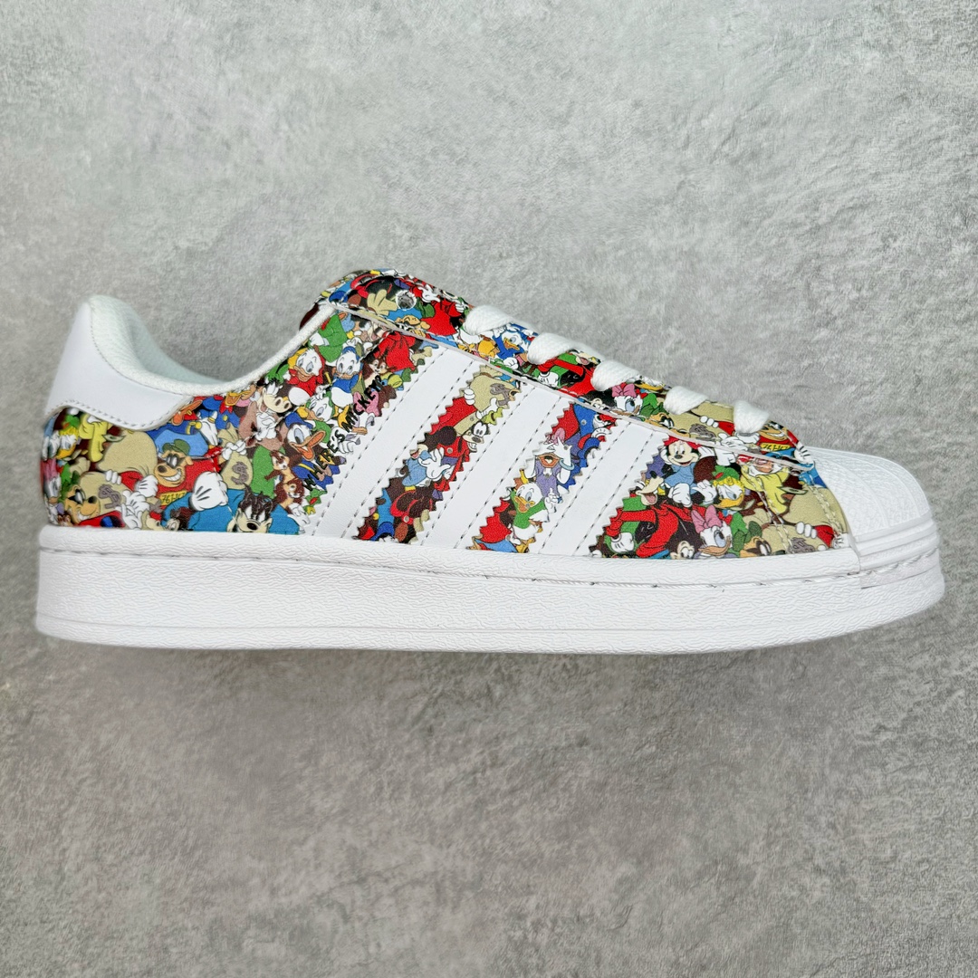 AD Originals Superstar 经典复古贝壳头板鞋 IG6857 诞生于1969年 是第一双将全皮面鞋 身与橡胶鞋头结合在一起的低帮篮球鞋 Superstar最开始 是作为高帮篮球鞋Pro Model的低帮版本而出现的 但因为其独特和醒目的橡胶鞋头造型而让大家熟知 被大家形象地称为\\\