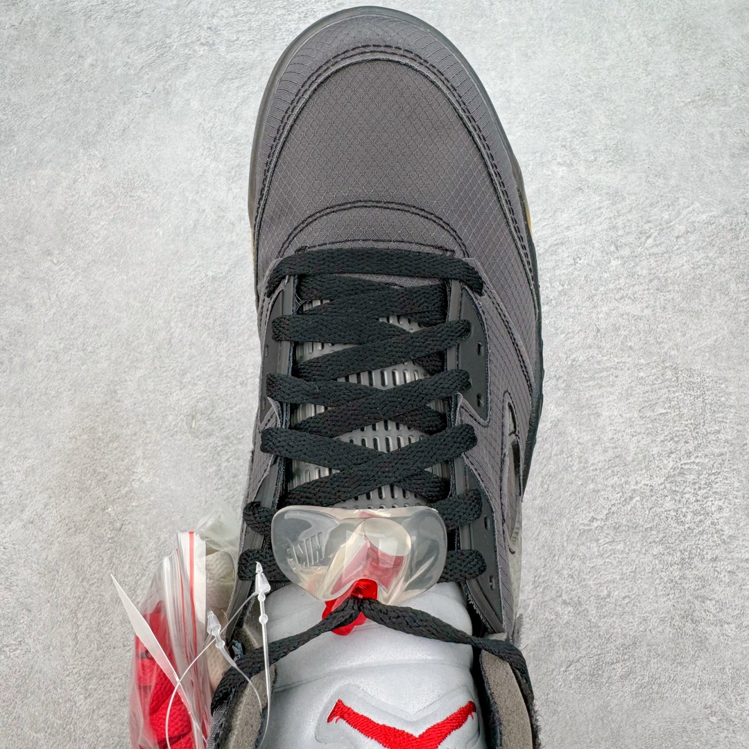 图片[4]-＃Y3纯原 Off-White™ x Air Jordan Retro AJ5 OW联名黑蝉翼 DH8565-100 全新改良批次 圈内最强系列 恪守真诚 承诺混一赔十 高端零售裸鞋圈特供批次 SZ原厂全套原楦原纸板冲刀磨具开发 原厂皮料加持 原厂港宝加持定型后跟R度完美 同源原厂电绣 飞翼针数密度立体效果一致 百分百一致原鞋 原厂拉帮工艺 针距密度一致 后跟弧度收口自然不对折 极致一眼正品既视感 进口玻璃冲刀皮料裁剪零毛边 全鞋电脑针车工艺 品控清洁度最高QC检验标准 免检产品 原厂订购鞋盒、鞋标、防尘纸、鞋撑、鞋带 追求极致的原厂味道 采用原厂韩国进口纱网 攻克鞋面发皱问题 采用熟悉的蝉翼材质覆盖 精密热切饰片工艺 全新开模大底区别市面套底版本 细节超级丰富 2020 AJ5迎来30周年限定 美系潮流奢牌再度联乘 尺码：40.5 41 42 42.5 43 44 44.5 45 46 47.5-选品中心