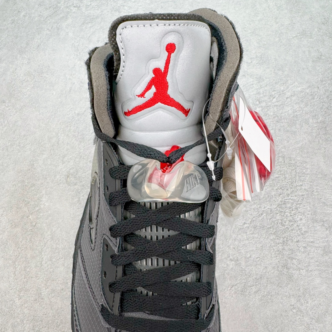 图片[5]-＃Y3纯原 Off-White™ x Air Jordan Retro AJ5 OW联名黑蝉翼 DH8565-100 全新改良批次 圈内最强系列 恪守真诚 承诺混一赔十 高端零售裸鞋圈特供批次 SZ原厂全套原楦原纸板冲刀磨具开发 原厂皮料加持 原厂港宝加持定型后跟R度完美 同源原厂电绣 飞翼针数密度立体效果一致 百分百一致原鞋 原厂拉帮工艺 针距密度一致 后跟弧度收口自然不对折 极致一眼正品既视感 进口玻璃冲刀皮料裁剪零毛边 全鞋电脑针车工艺 品控清洁度最高QC检验标准 免检产品 原厂订购鞋盒、鞋标、防尘纸、鞋撑、鞋带 追求极致的原厂味道 采用原厂韩国进口纱网 攻克鞋面发皱问题 采用熟悉的蝉翼材质覆盖 精密热切饰片工艺 全新开模大底区别市面套底版本 细节超级丰富 2020 AJ5迎来30周年限定 美系潮流奢牌再度联乘 尺码：40.5 41 42 42.5 43 44 44.5 45 46 47.5-选品中心