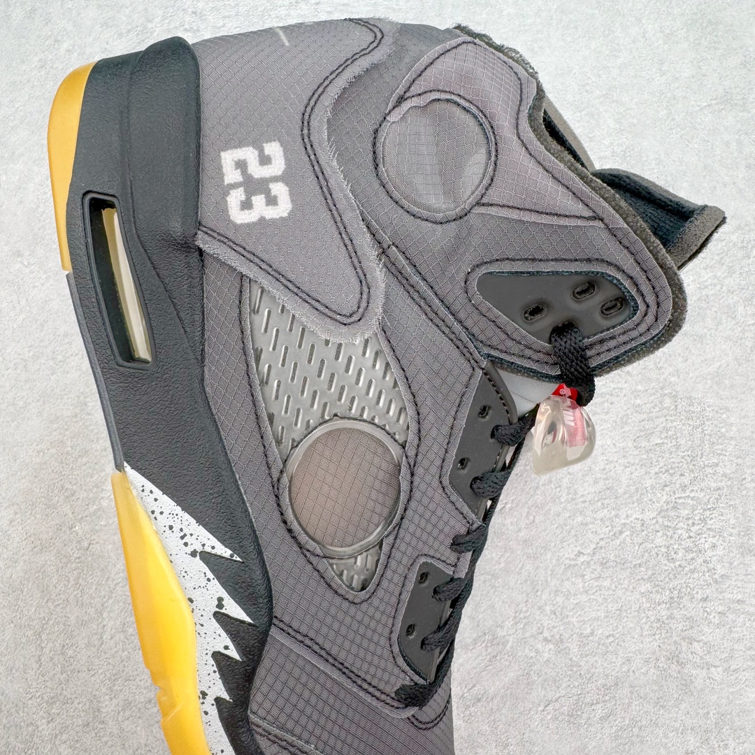 图片[6]-＃Y3纯原 Off-White™ x Air Jordan Retro AJ5 OW联名黑蝉翼 DH8565-100 全新改良批次 圈内最强系列 恪守真诚 承诺混一赔十 高端零售裸鞋圈特供批次 SZ原厂全套原楦原纸板冲刀磨具开发 原厂皮料加持 原厂港宝加持定型后跟R度完美 同源原厂电绣 飞翼针数密度立体效果一致 百分百一致原鞋 原厂拉帮工艺 针距密度一致 后跟弧度收口自然不对折 极致一眼正品既视感 进口玻璃冲刀皮料裁剪零毛边 全鞋电脑针车工艺 品控清洁度最高QC检验标准 免检产品 原厂订购鞋盒、鞋标、防尘纸、鞋撑、鞋带 追求极致的原厂味道 采用原厂韩国进口纱网 攻克鞋面发皱问题 采用熟悉的蝉翼材质覆盖 精密热切饰片工艺 全新开模大底区别市面套底版本 细节超级丰富 2020 AJ5迎来30周年限定 美系潮流奢牌再度联乘 尺码：40.5 41 42 42.5 43 44 44.5 45 46 47.5-选品中心