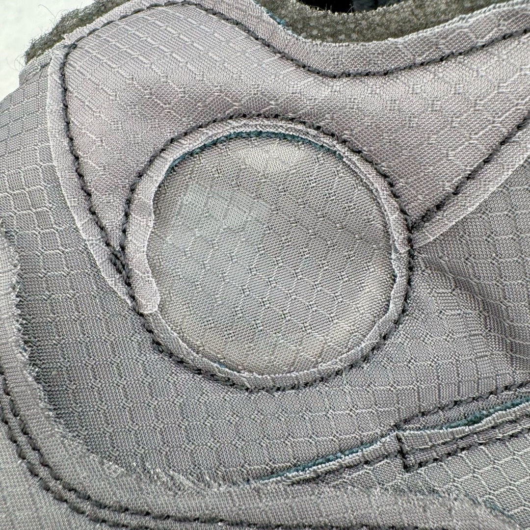 图片[20]-＃Y3纯原 Off-White™ x Air Jordan Retro AJ5 OW联名黑蝉翼 DH8565-100 全新改良批次 圈内最强系列 恪守真诚 承诺混一赔十 高端零售裸鞋圈特供批次 SZ原厂全套原楦原纸板冲刀磨具开发 原厂皮料加持 原厂港宝加持定型后跟R度完美 同源原厂电绣 飞翼针数密度立体效果一致 百分百一致原鞋 原厂拉帮工艺 针距密度一致 后跟弧度收口自然不对折 极致一眼正品既视感 进口玻璃冲刀皮料裁剪零毛边 全鞋电脑针车工艺 品控清洁度最高QC检验标准 免检产品 原厂订购鞋盒、鞋标、防尘纸、鞋撑、鞋带 追求极致的原厂味道 采用原厂韩国进口纱网 攻克鞋面发皱问题 采用熟悉的蝉翼材质覆盖 精密热切饰片工艺 全新开模大底区别市面套底版本 细节超级丰富 2020 AJ5迎来30周年限定 美系潮流奢牌再度联乘 尺码：40.5 41 42 42.5 43 44 44.5 45 46 47.5-选品中心