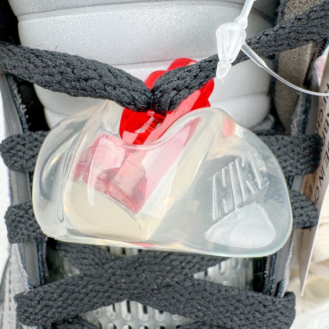 图片[16]-＃Y3纯原 Off-White™ x Air Jordan Retro AJ5 OW联名黑蝉翼 DH8565-100 全新改良批次 圈内最强系列 恪守真诚 承诺混一赔十 高端零售裸鞋圈特供批次 SZ原厂全套原楦原纸板冲刀磨具开发 原厂皮料加持 原厂港宝加持定型后跟R度完美 同源原厂电绣 飞翼针数密度立体效果一致 百分百一致原鞋 原厂拉帮工艺 针距密度一致 后跟弧度收口自然不对折 极致一眼正品既视感 进口玻璃冲刀皮料裁剪零毛边 全鞋电脑针车工艺 品控清洁度最高QC检验标准 免检产品 原厂订购鞋盒、鞋标、防尘纸、鞋撑、鞋带 追求极致的原厂味道 采用原厂韩国进口纱网 攻克鞋面发皱问题 采用熟悉的蝉翼材质覆盖 精密热切饰片工艺 全新开模大底区别市面套底版本 细节超级丰富 2020 AJ5迎来30周年限定 美系潮流奢牌再度联乘 尺码：40.5 41 42 42.5 43 44 44.5 45 46 47.5-选品中心